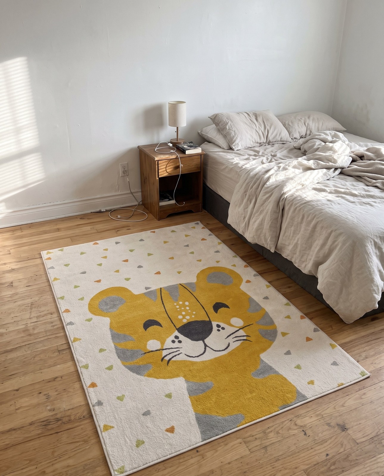 5' 3 x 8' Rutledge · Pictoral rug, ivory