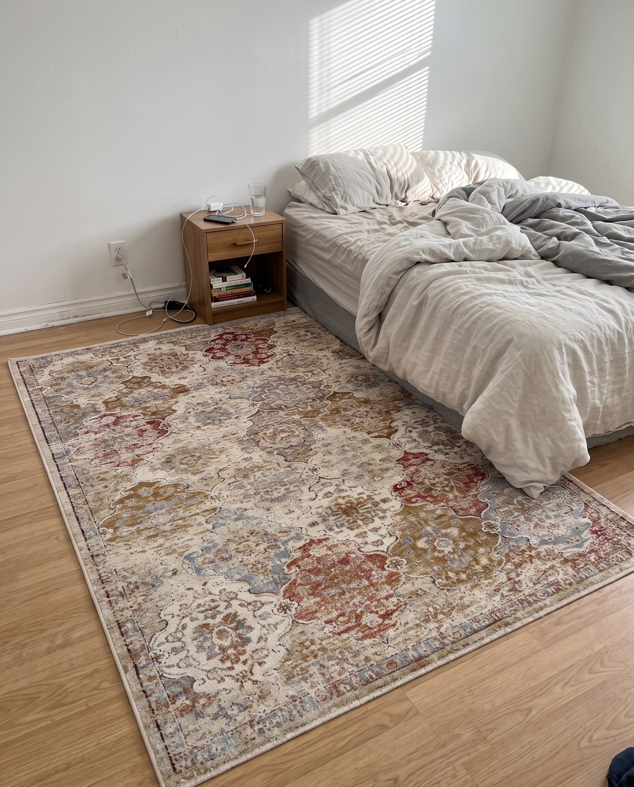 7' x 10' Melrose · Distressed medallion lattice rug, multicolor beige