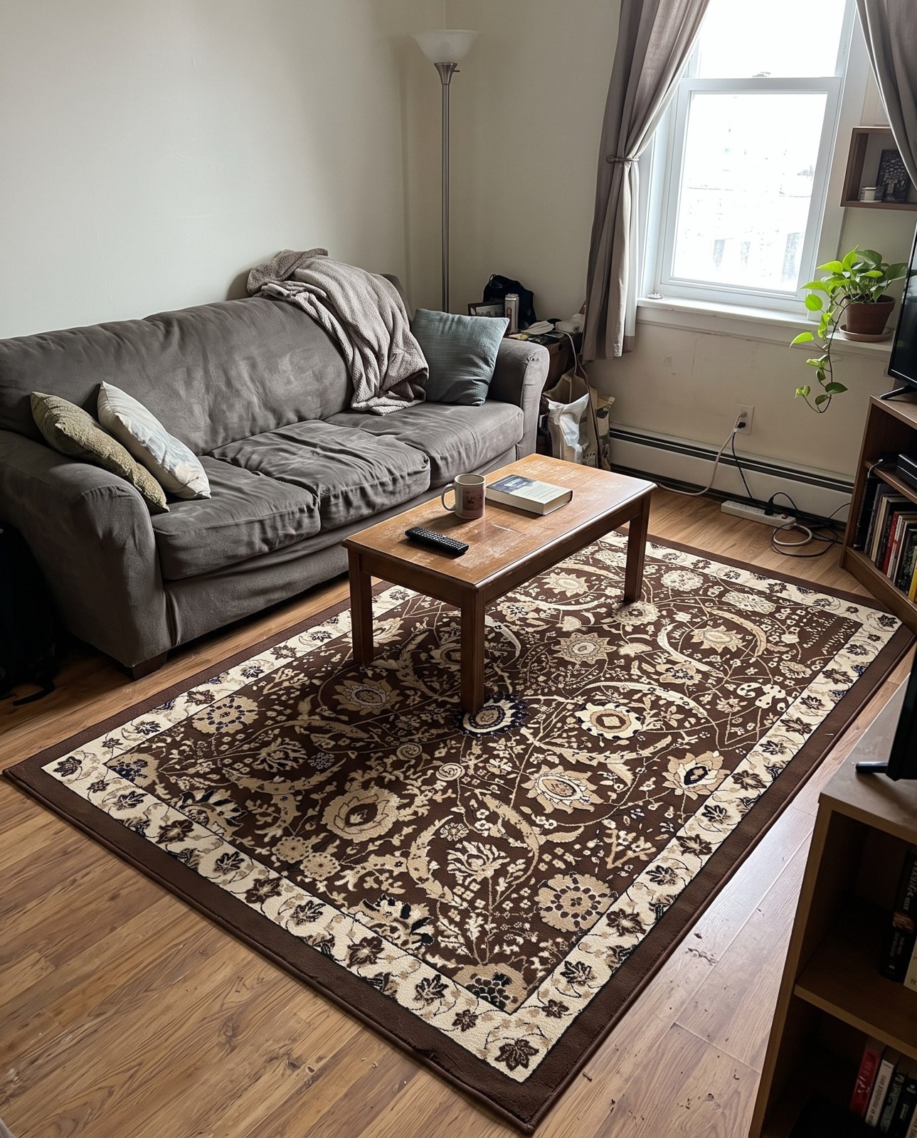 7' x 10' Akers · Border rug