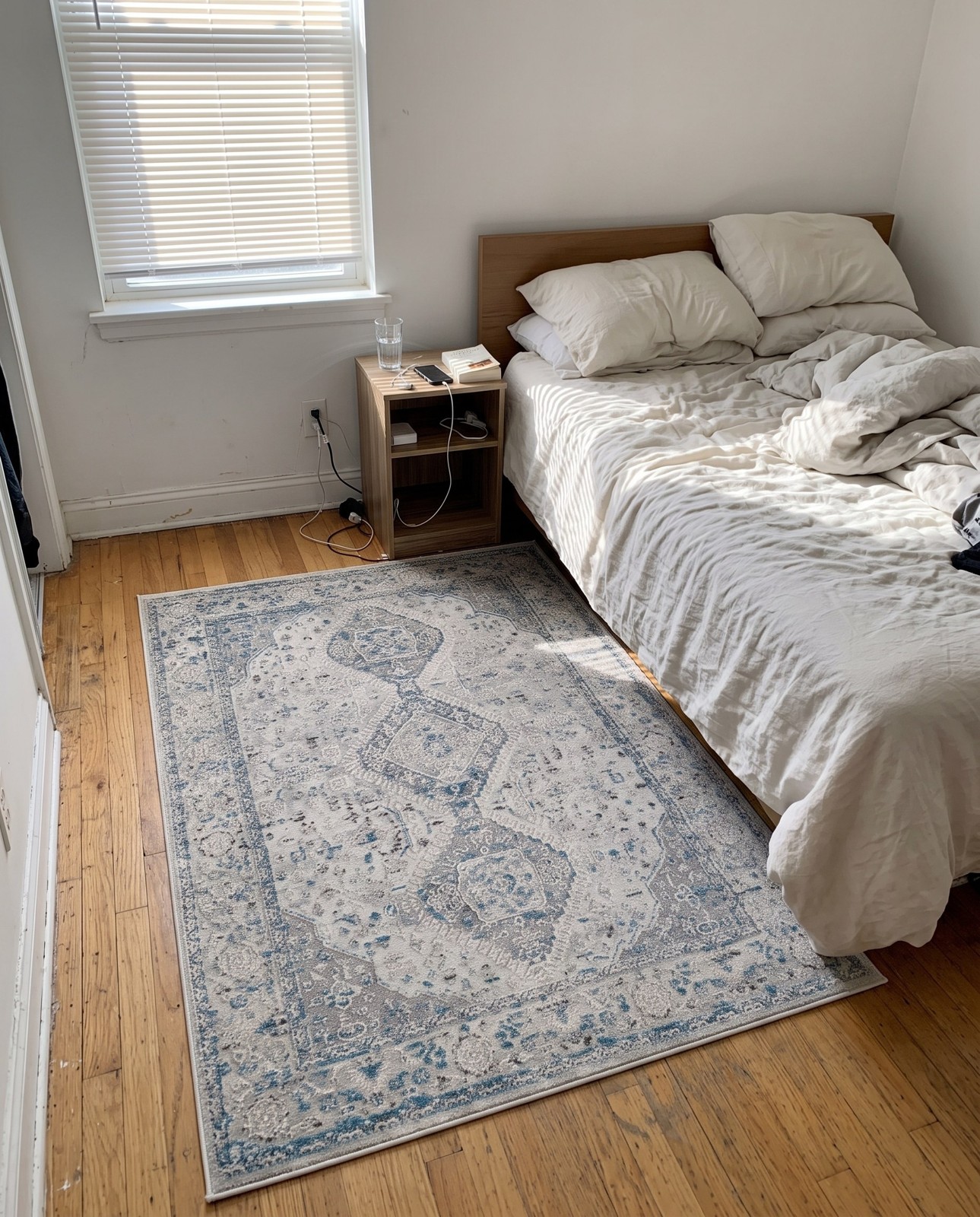 4' x 6' Gilda · Medallion rug, ivory and blue