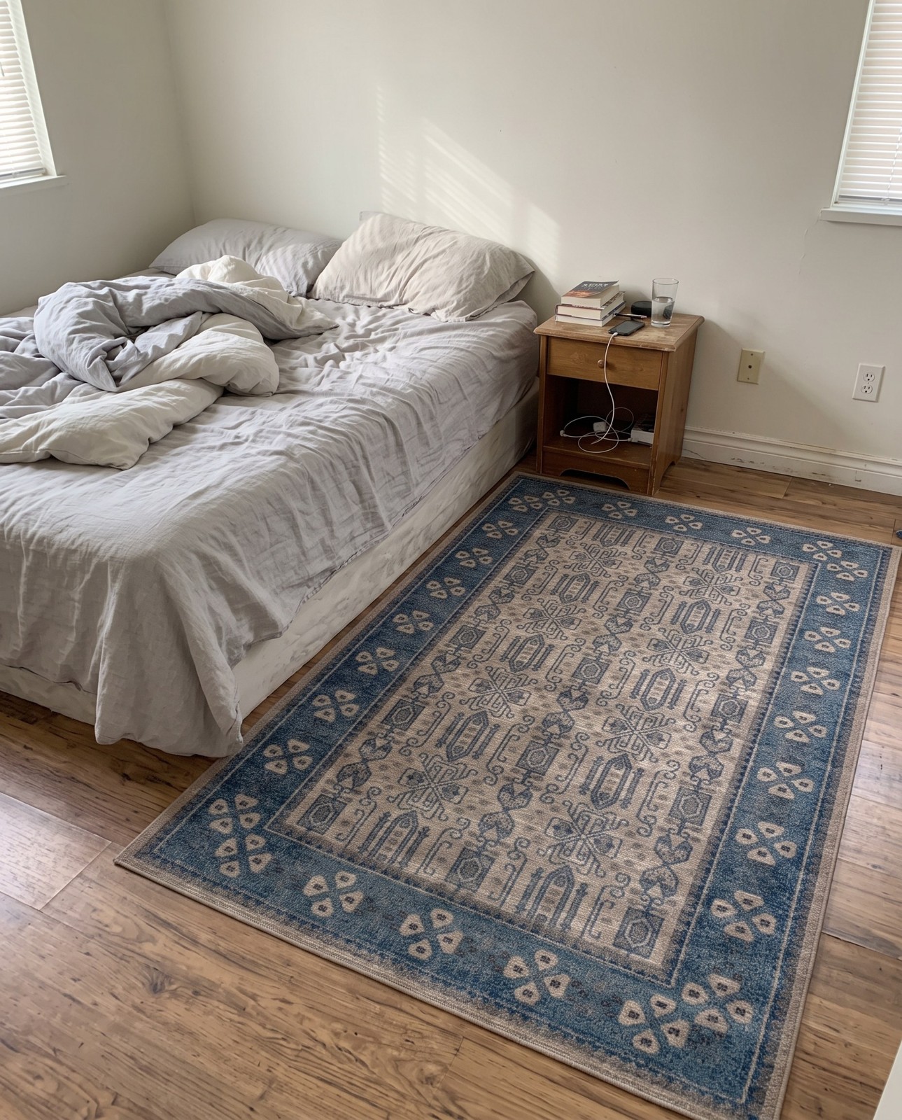 Detail image of 2' x 3' Esmond · Bordered medallion rug, beige and blue