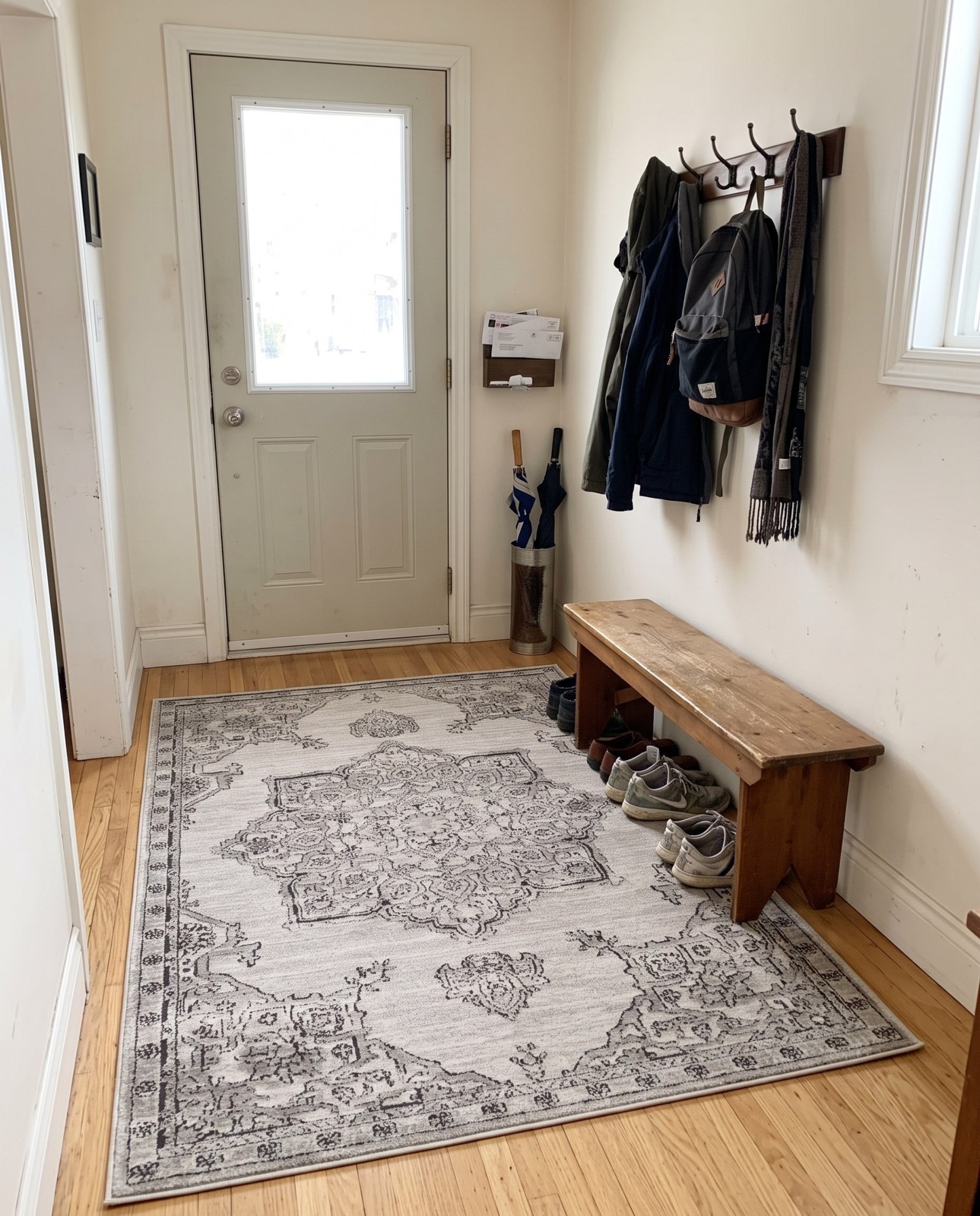 2' x 3' Wade · Medallion rug, ivory and gray