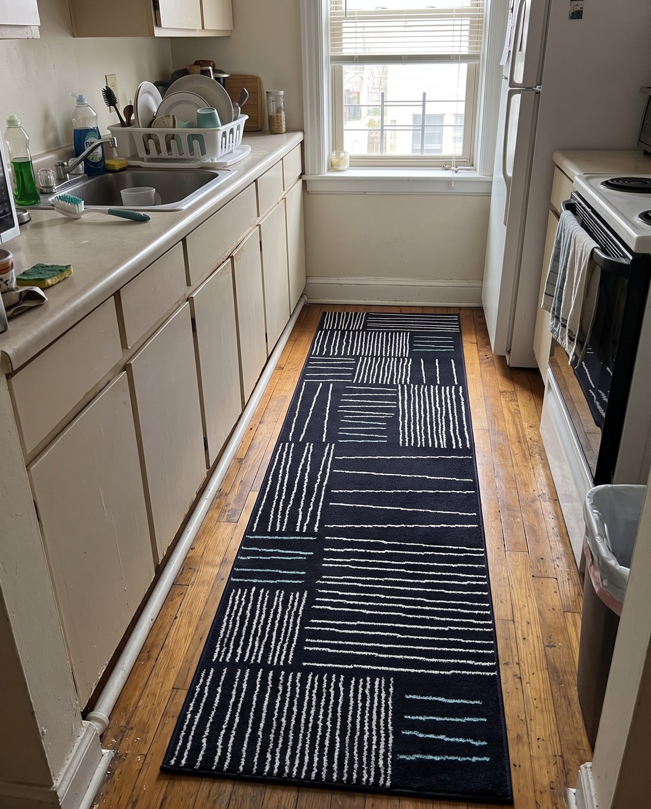 2' x 3' Bellingham · Geometric rug, navy blue