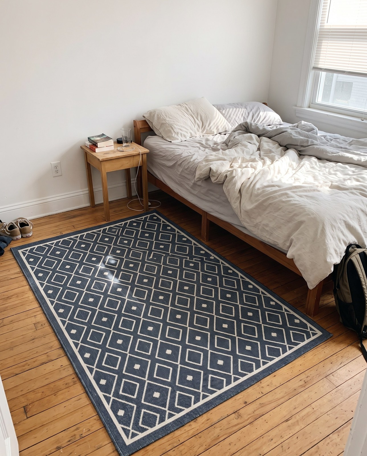 4' x 6' Revell · Diamond lattice Outdoor Rug, navy and ivory