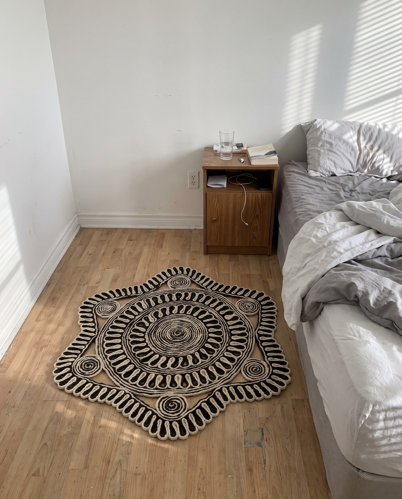 3' 1 x 3' 1 Yardley · Geometric medallion Braided Jute Rug, black and cream