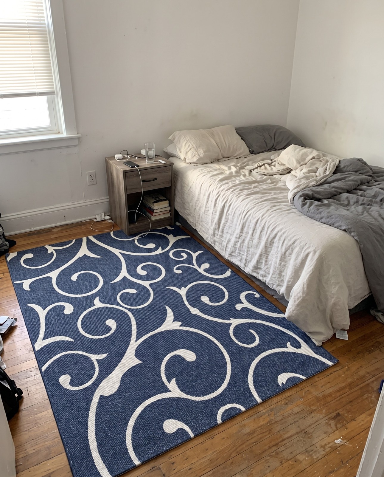 2' 2 x 3' Sylvia · Floral / botanical rug, navy