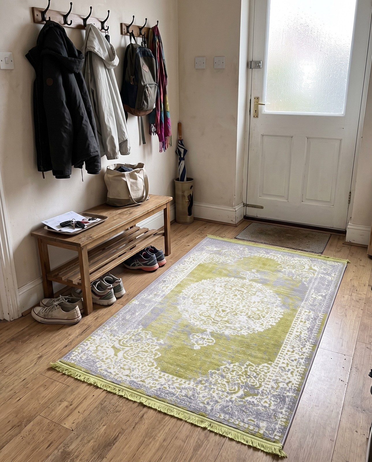 Detail image of 3' 3 x 5' 3 Crawley · Medallion rug, light green and ivory