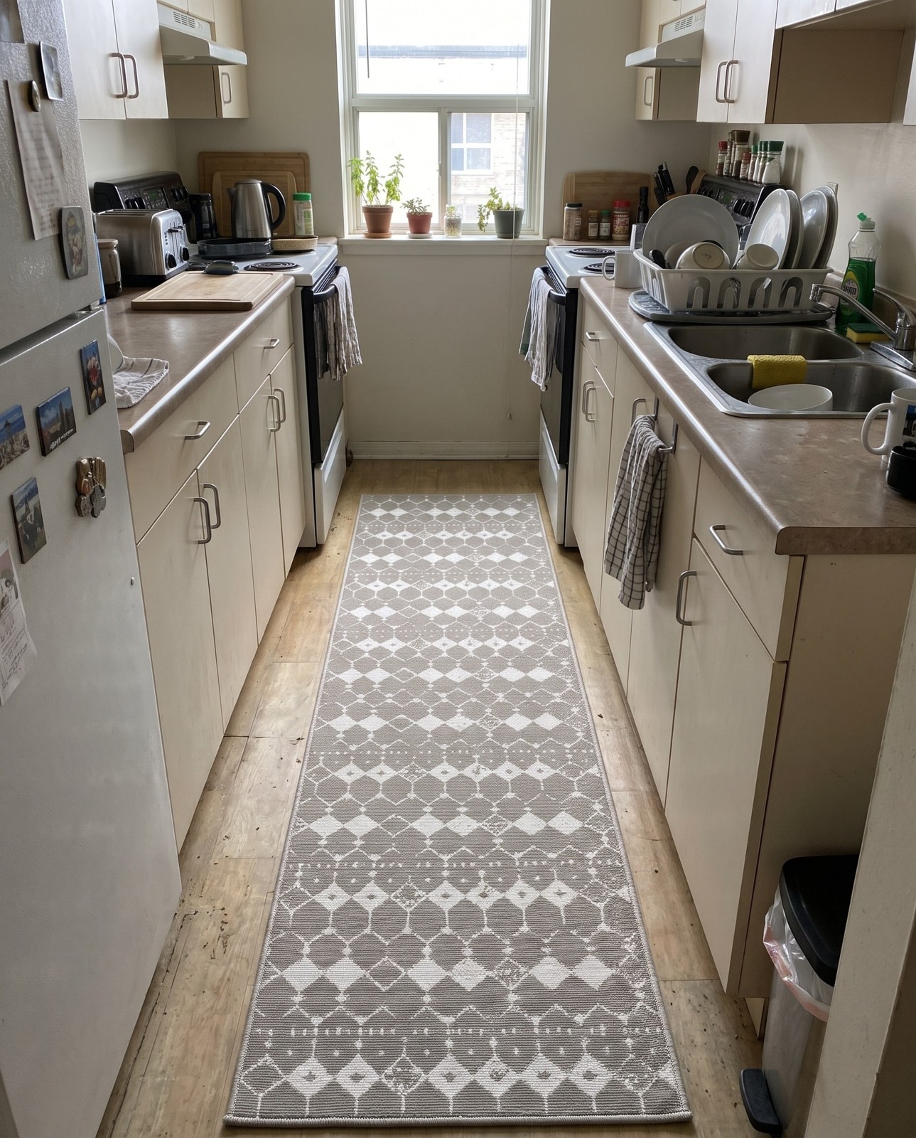 Detail image of 2' x 6' Stowe · Geometric lattice Outdoor Rug, gray and ivory