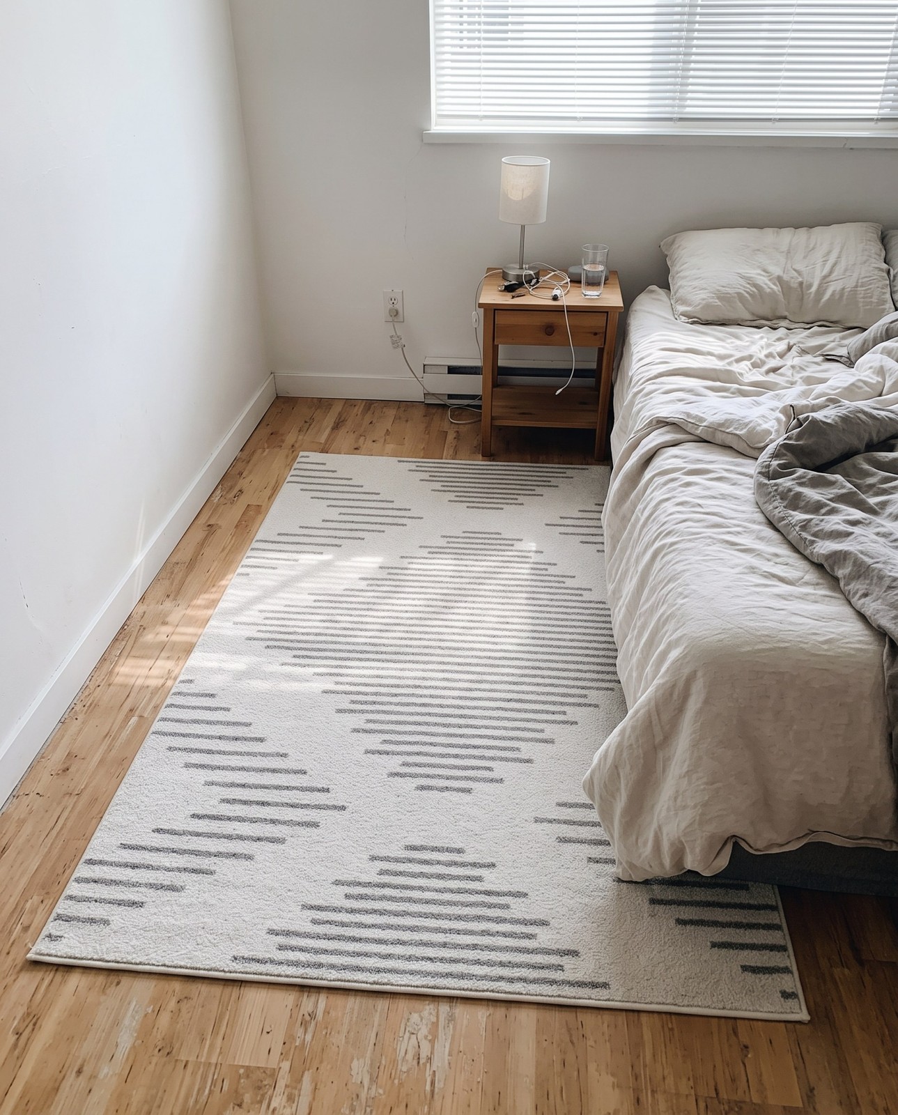 2' x 3' Knox · Diamond rug, ivory and gray