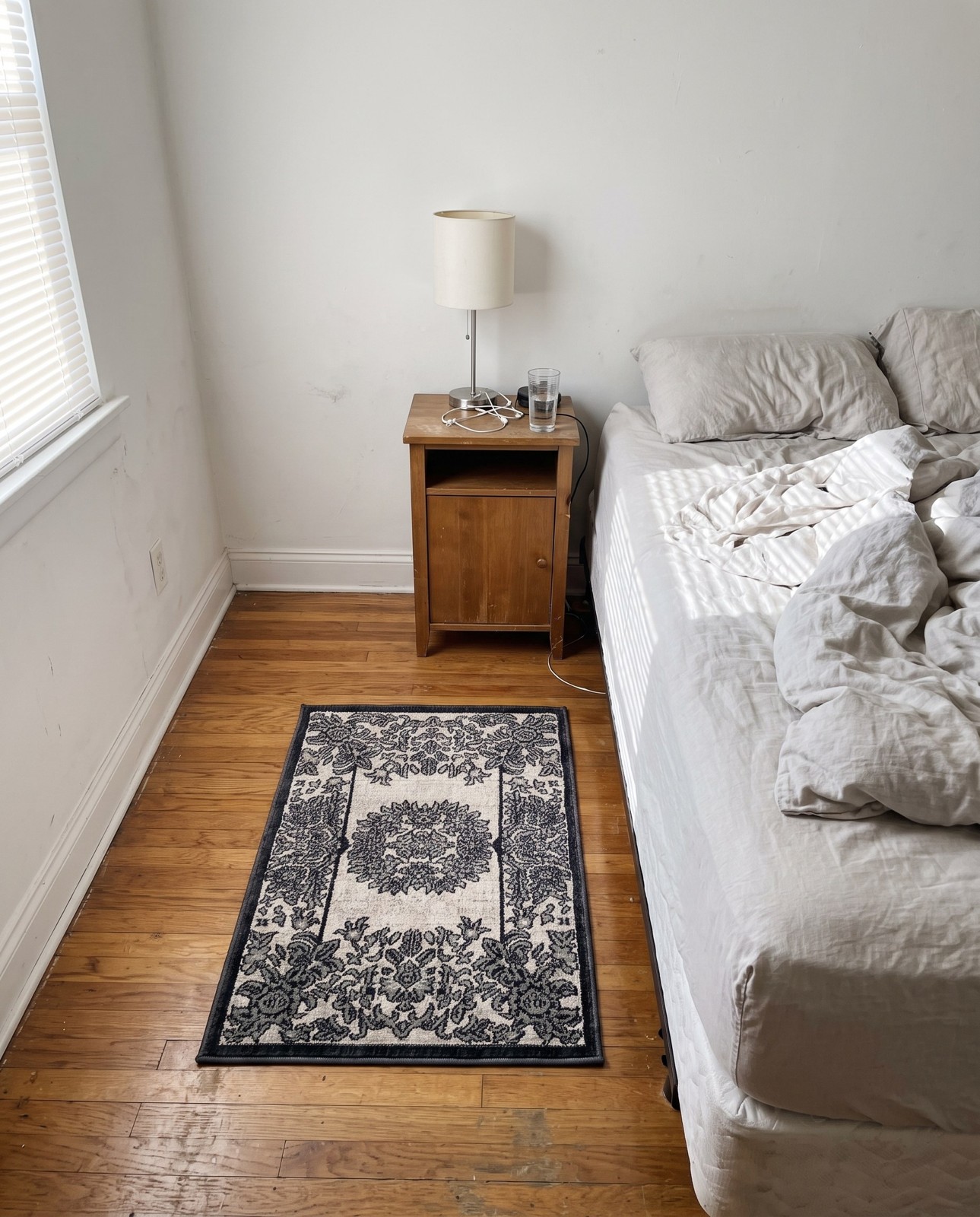 2' x 3' Sanborn · Border rug, ivory
