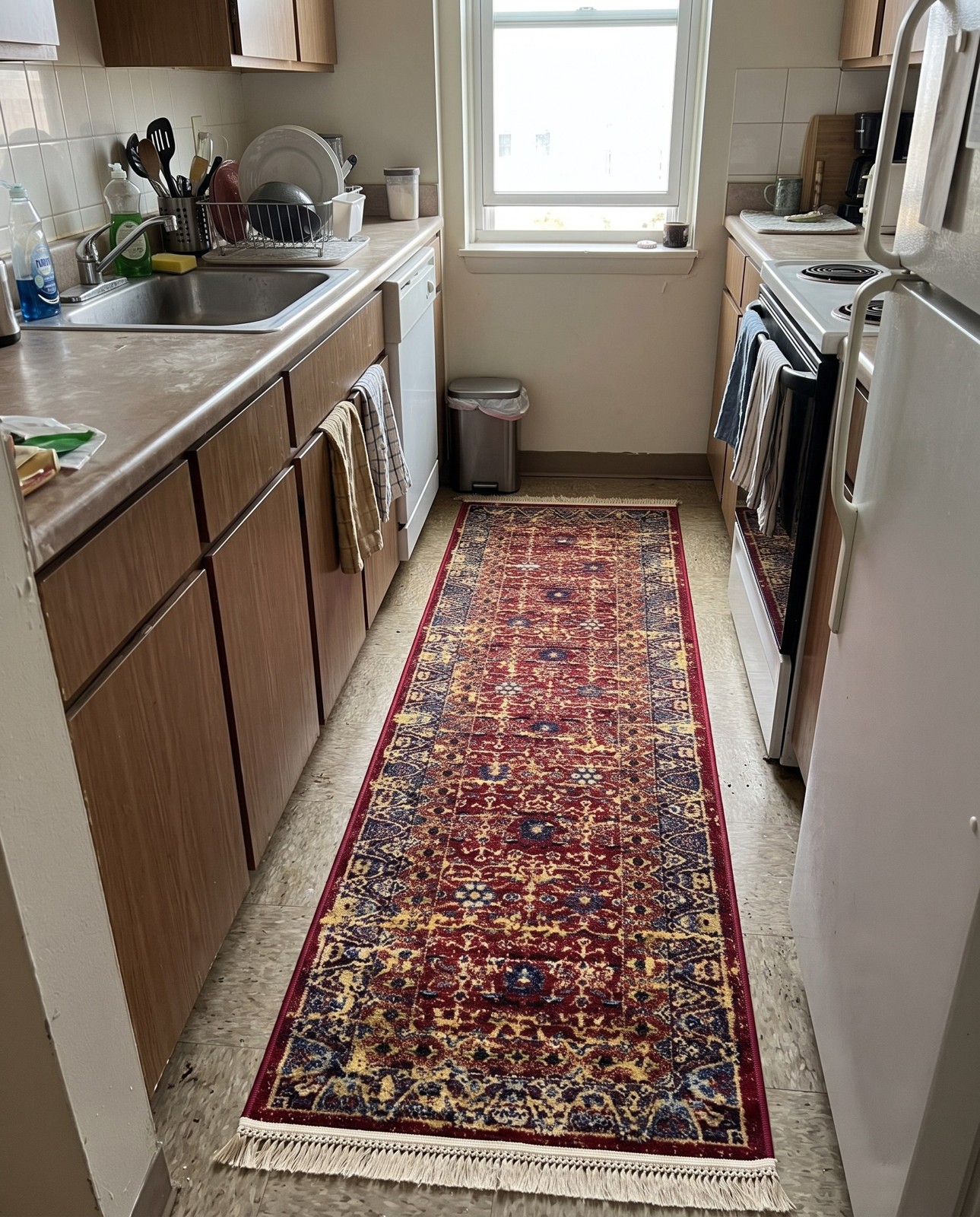 Detail image of 4' x 6' Athens · Border rug, red