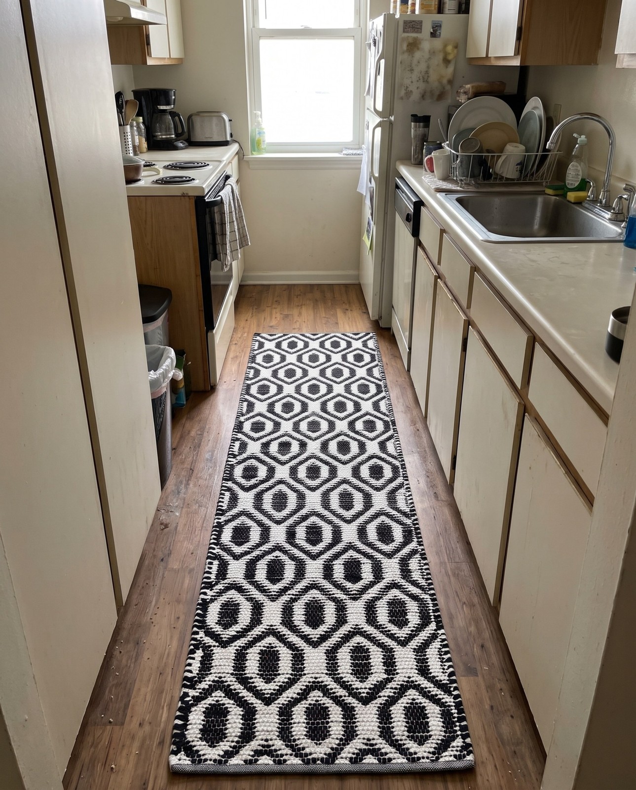 1' 2 x 5' 1 Hops · Geometric lattice Chindi Rug, black and white