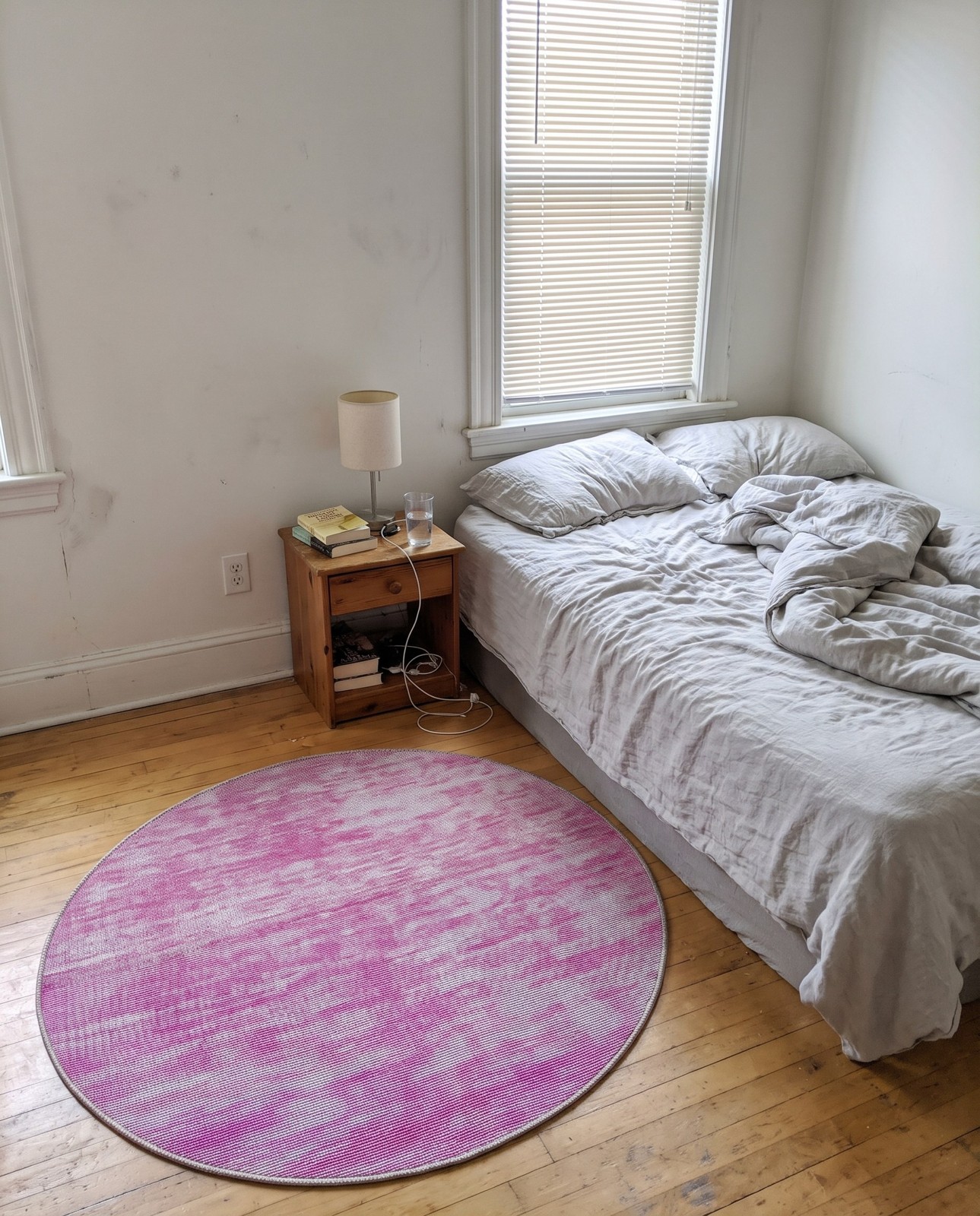 Detail image of 3' 6 x 3' 6 Prewitt · Mottled rug, pink and white