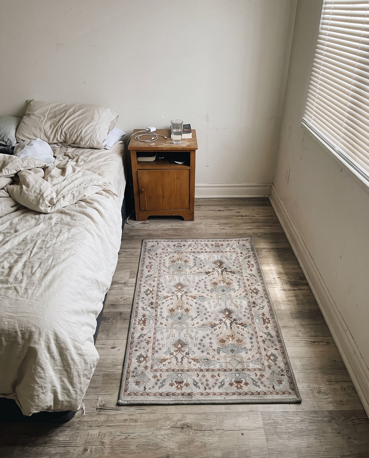 Detail image of 2' x 3' 1 Hobson · Medallion Washable Rug, ivory and brown