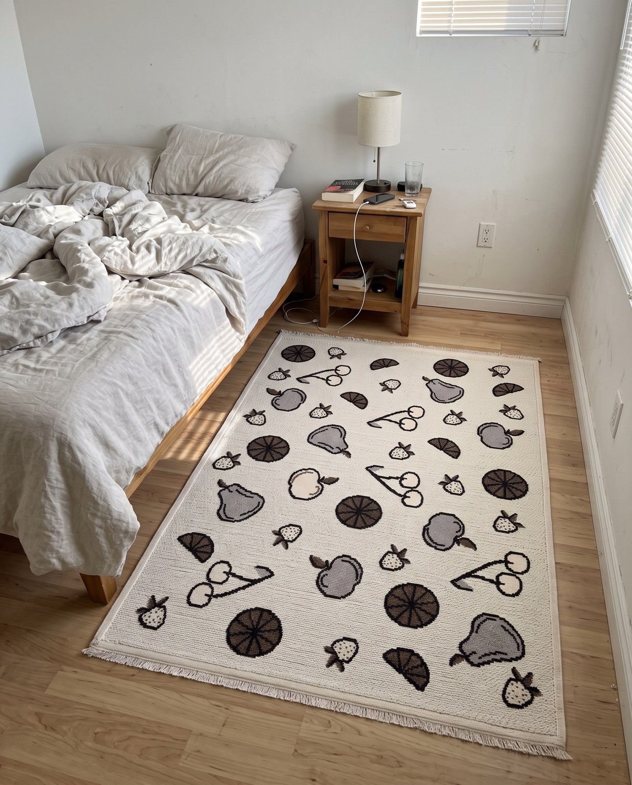 5' x 7' 7 Easton · Fruit Outdoor Rug, ivory and brown