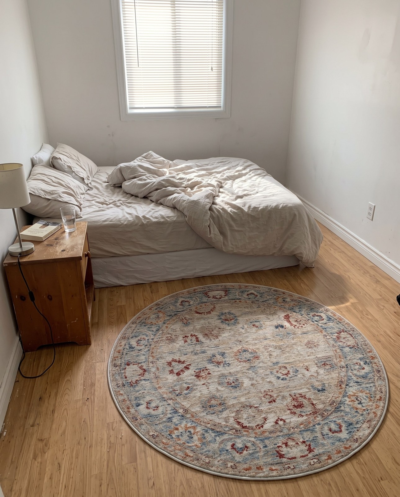 Detail image of 2' 2 x 3' Pettit · Medallion rug, ivory