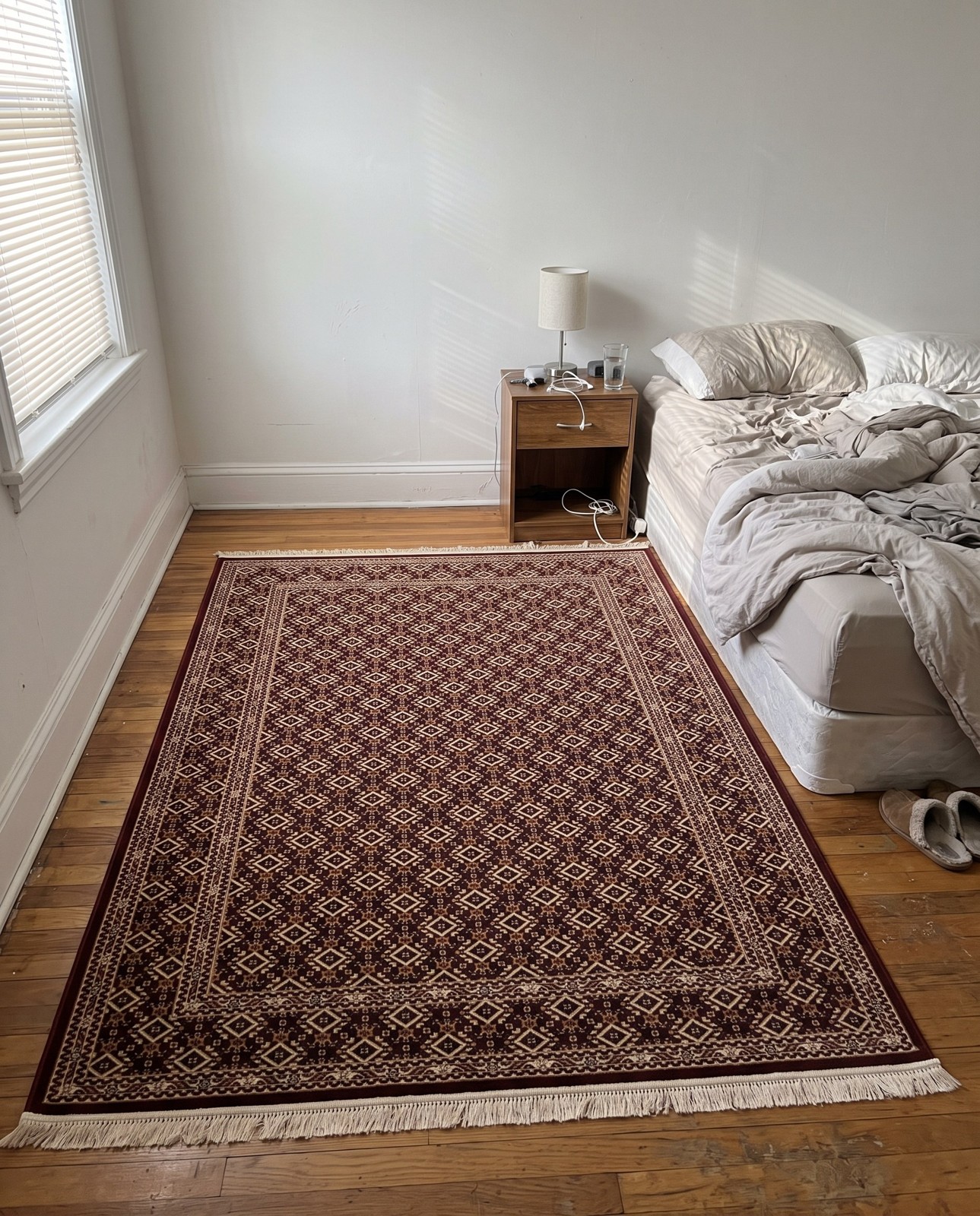Detail image of 4' x 6' Fenton · Border rug, burgundy