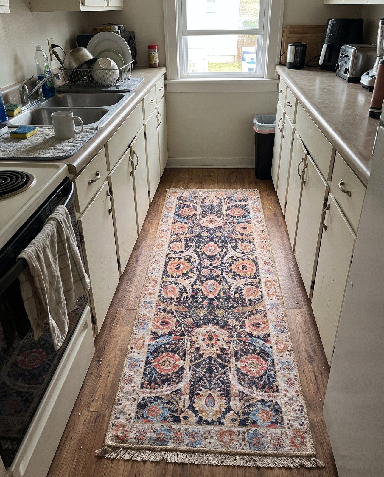 2' x 6' 1 Starr · Floral Washable Rug, black and red