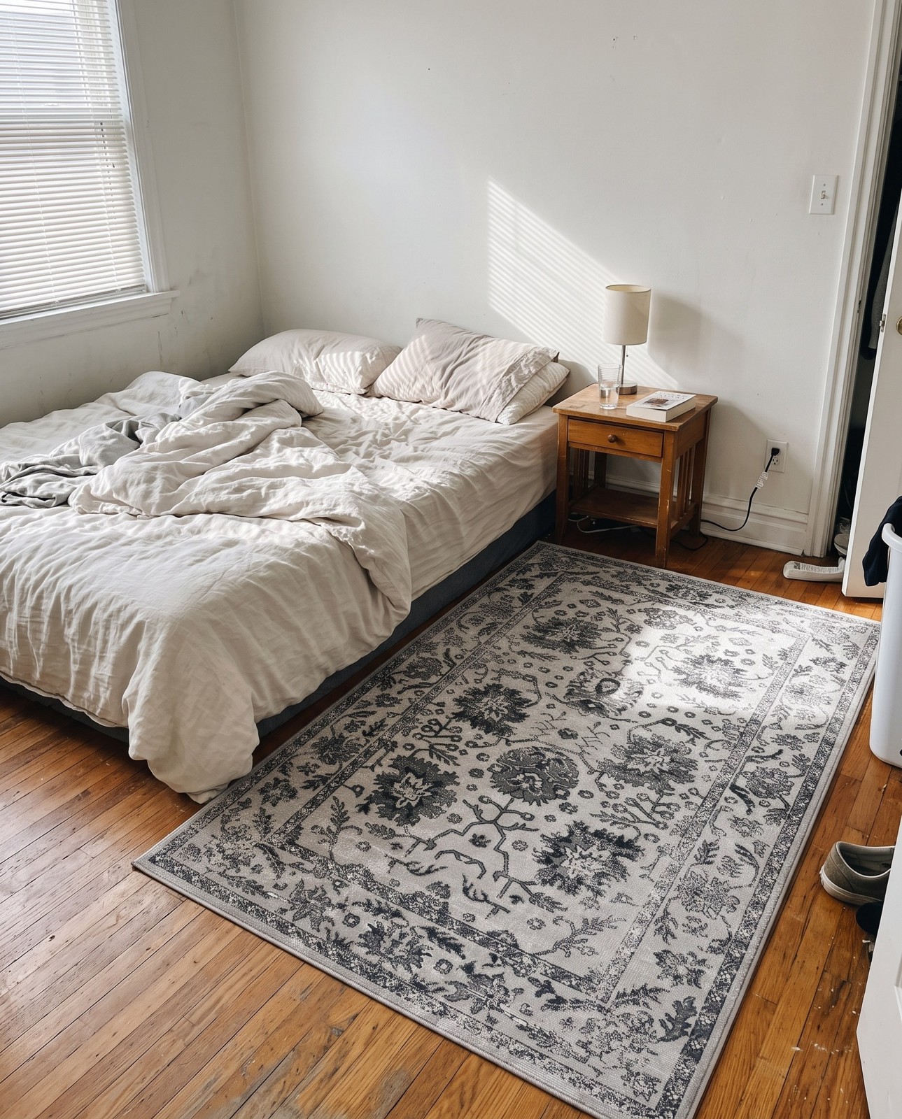 5' 3 x 8' Channing · Border rug, grey
