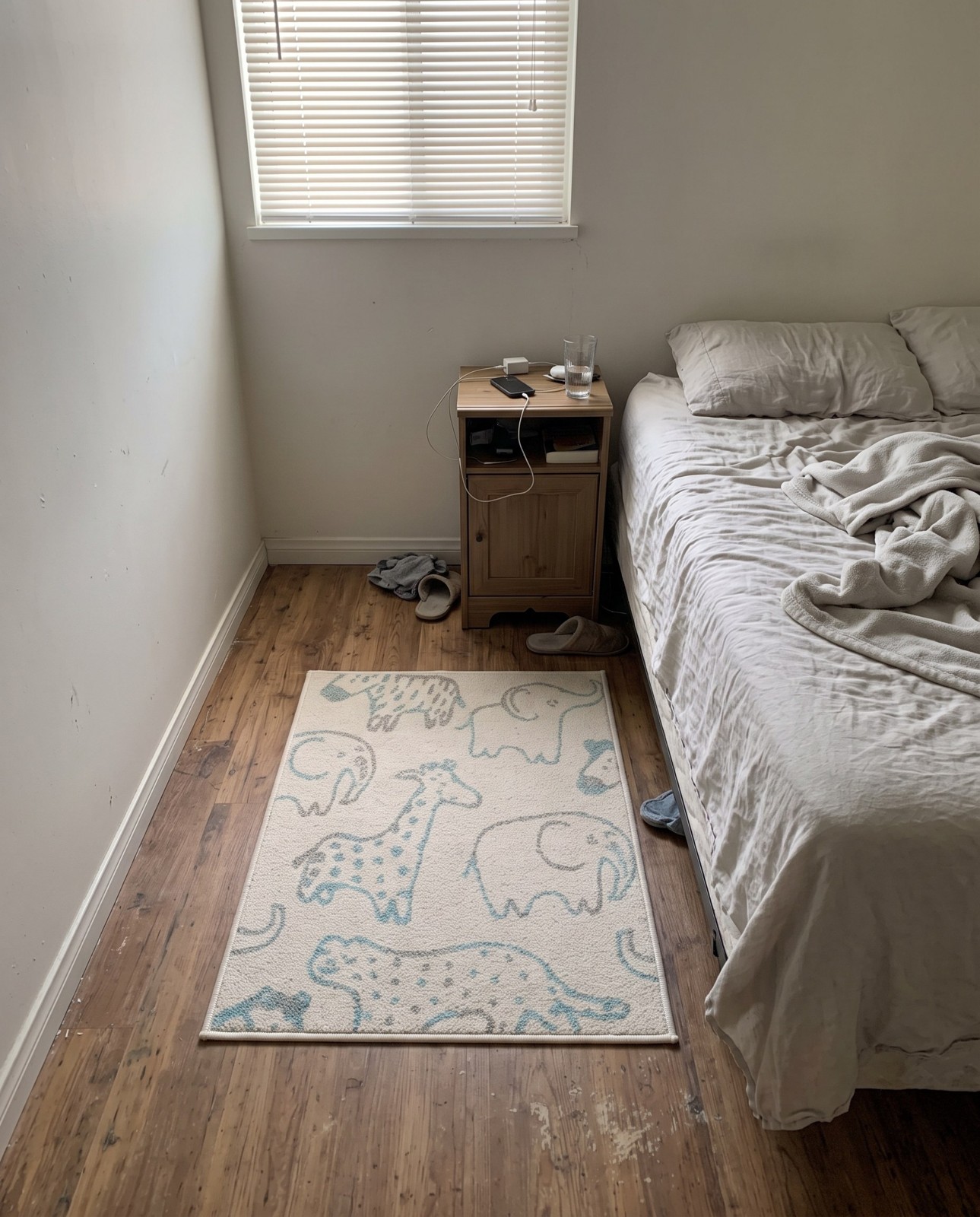 2' 2 x 3' Ernest · Pictoral rug, ivory
