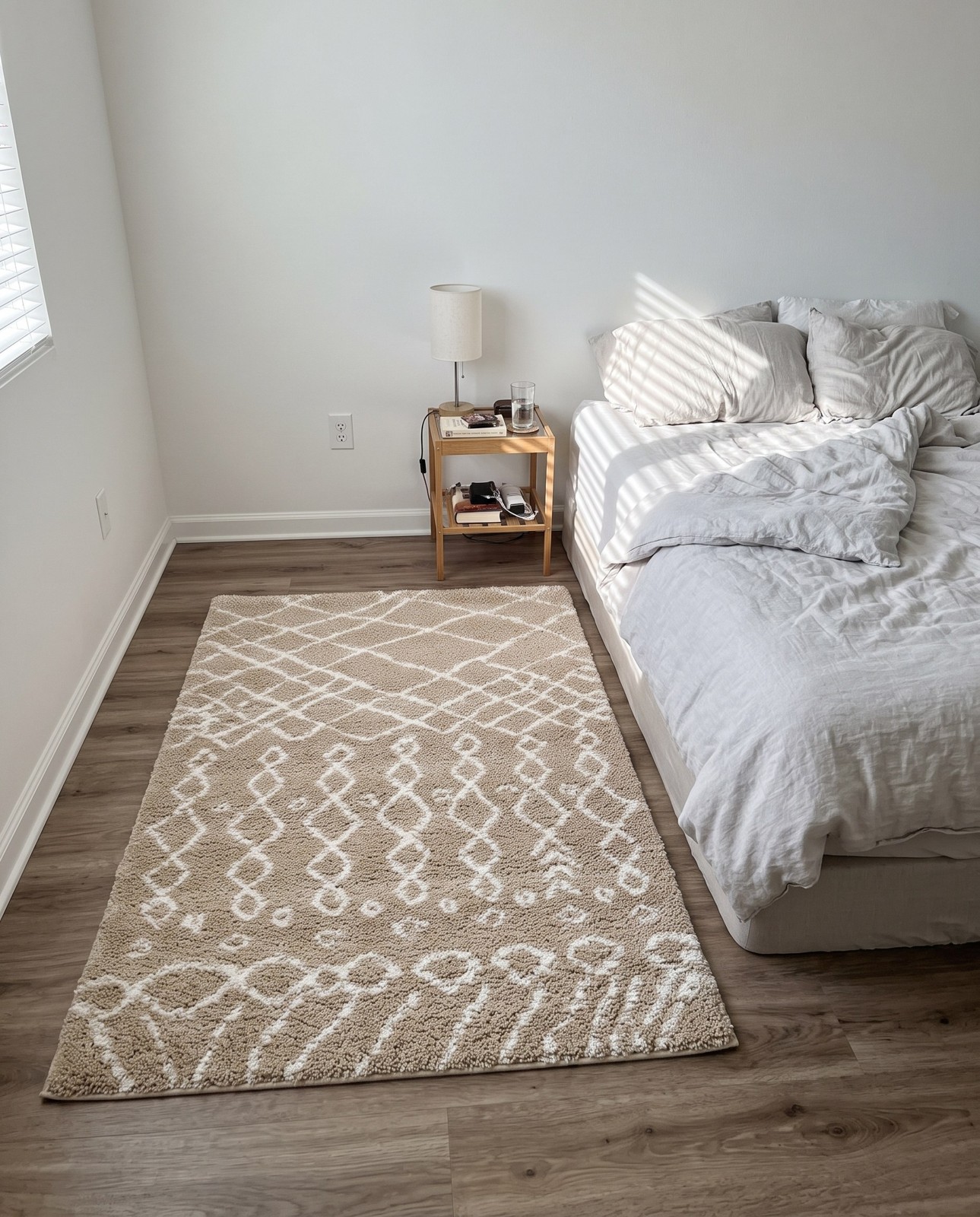 Detail image of 4' x 6' Jameson · Diamond shag rug, taupe and ivory