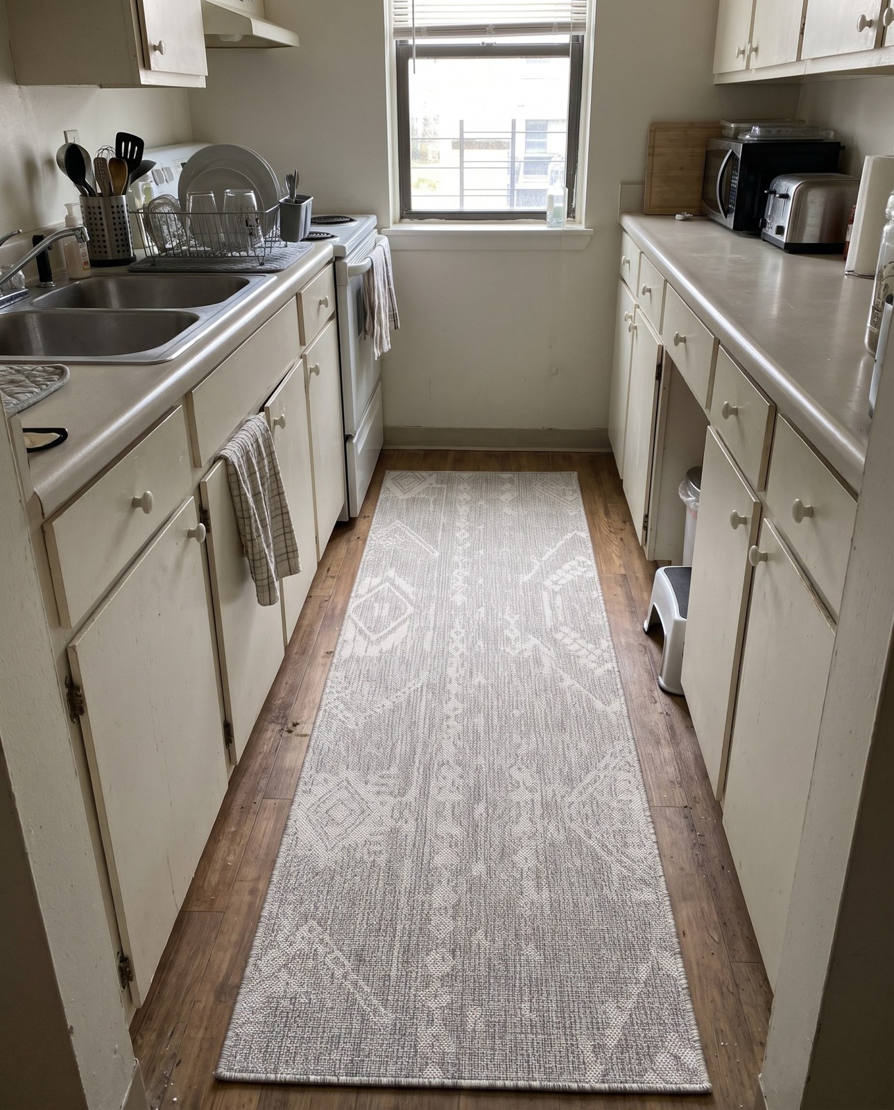 Detail image of 3' 3 x 12' Wildman · Tribal geometric Outdoor Rug, gray and ivory