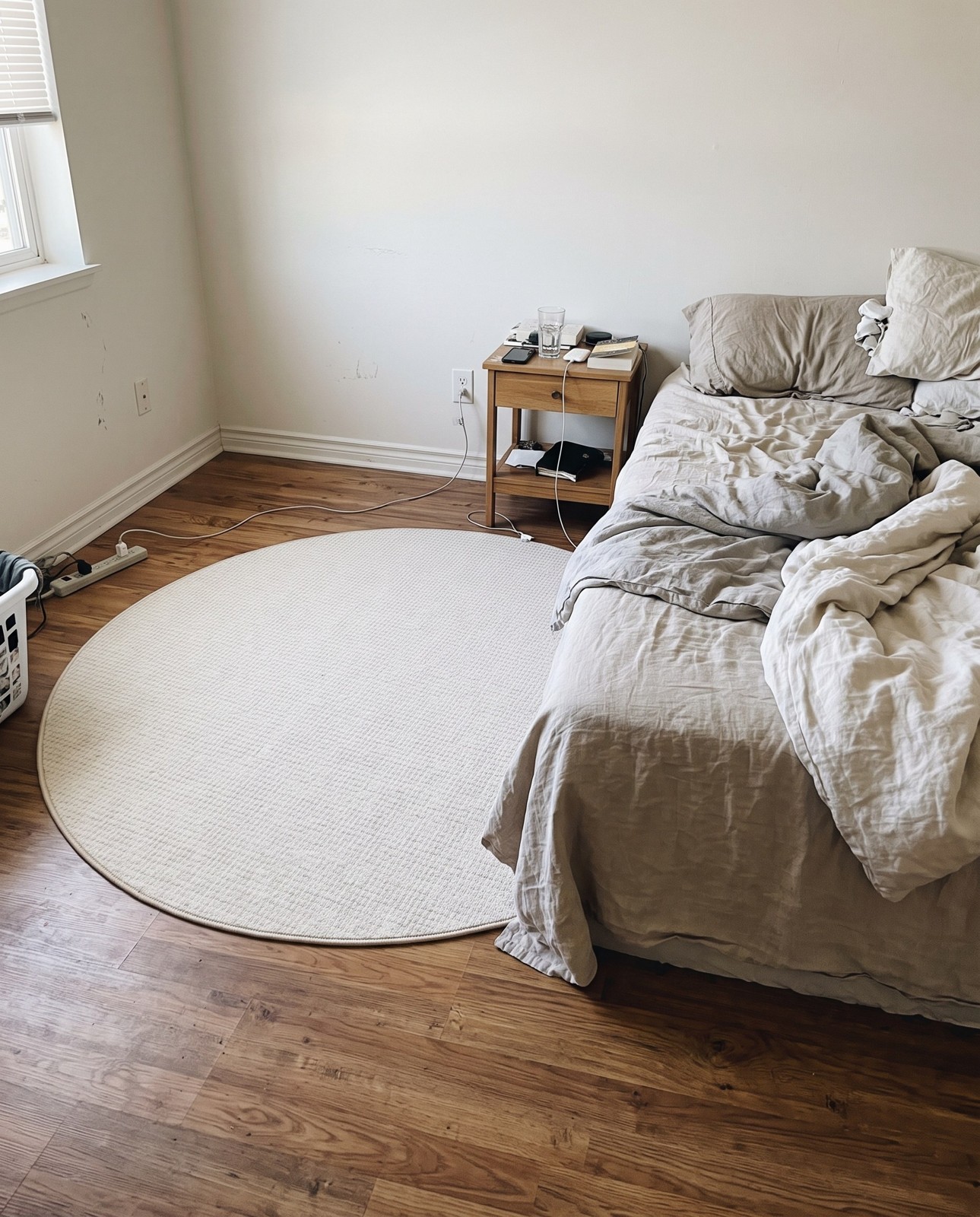 3' 3 x 5' 3 Swain · Solid round rug, ivory white