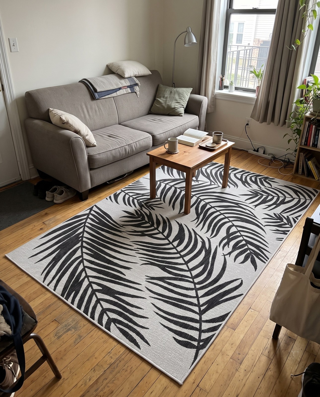 Detail image of 4' x 6' Moody · Floral / botanical Outdoor Rug