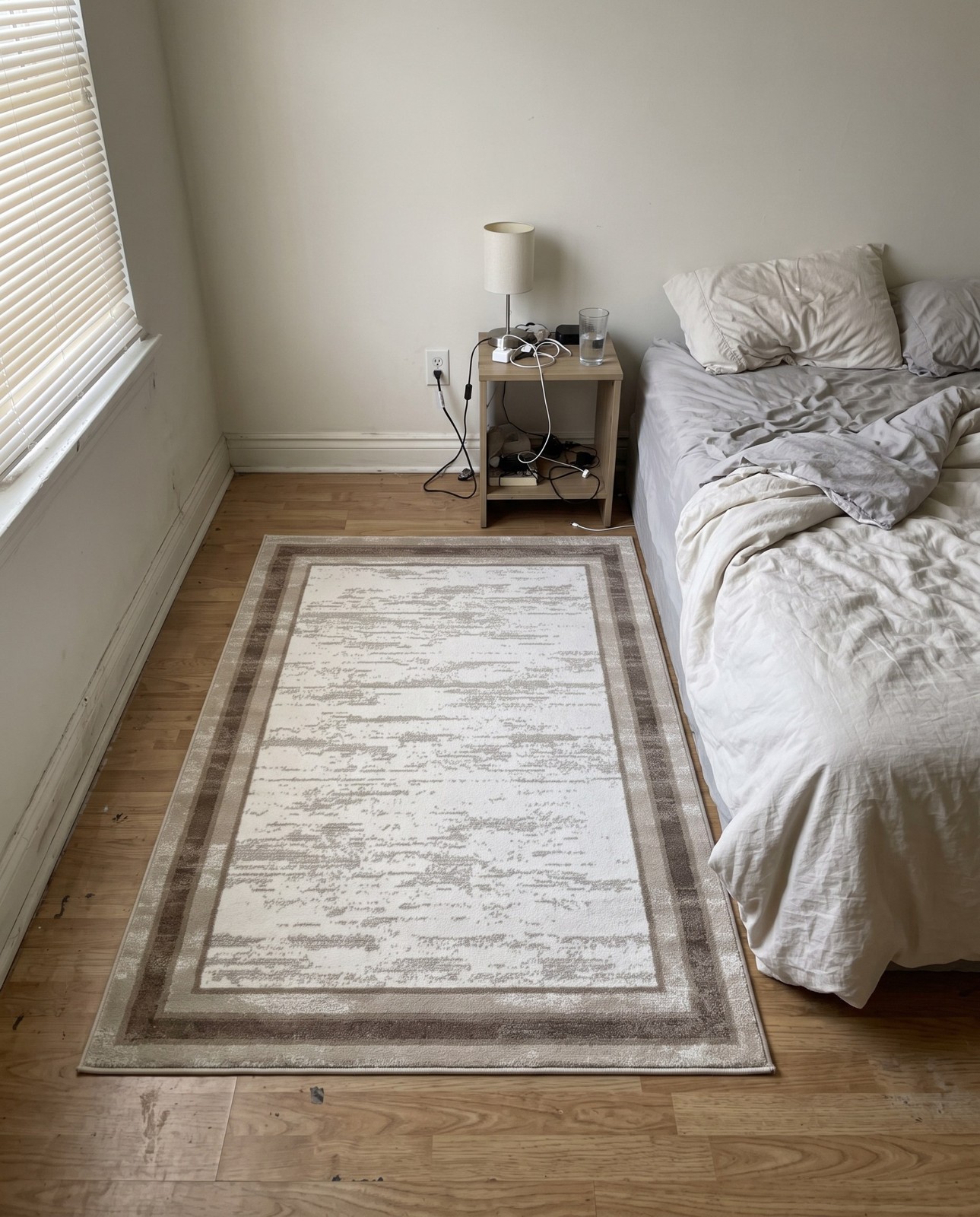 4' 1 x 6' 1 Hilo · Border rug, ivory