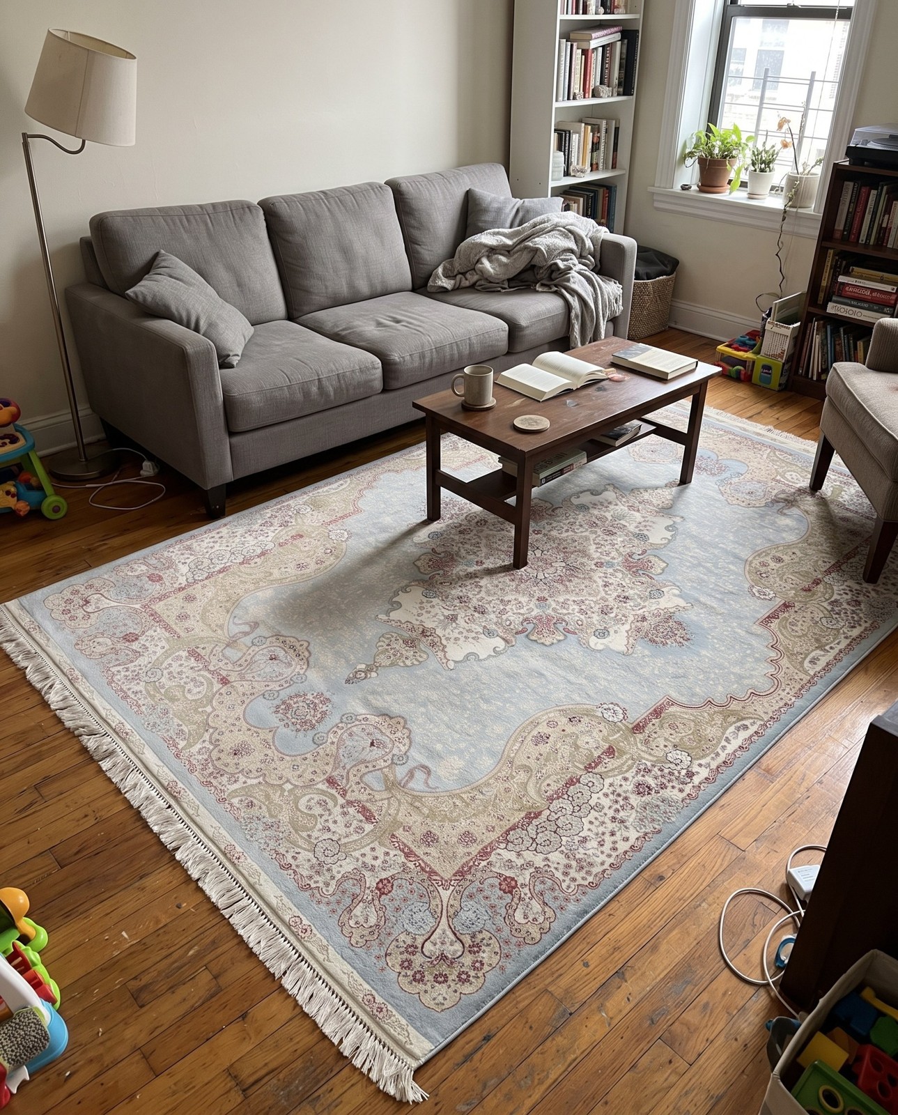 5' x 7' 5 Breckin · Border rug, blue