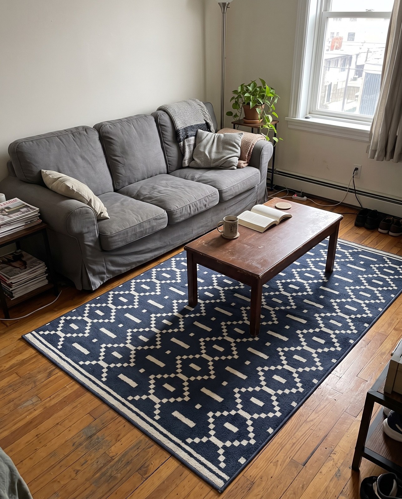 Detail image of 4' x 6' Rankin · Geometric rug, blue and ivory