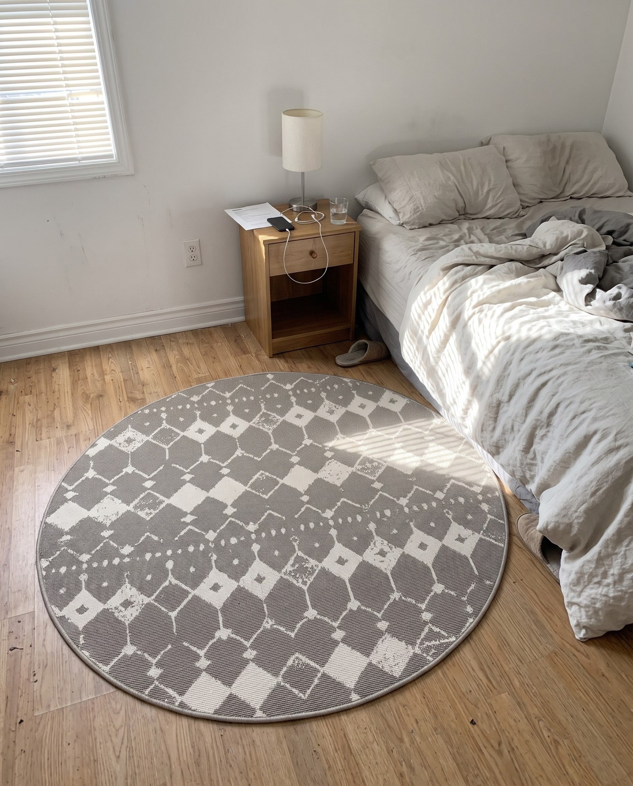 Detail image of 4' x 4' Stowe · Geometric lattice Outdoor Rug, gray and ivory