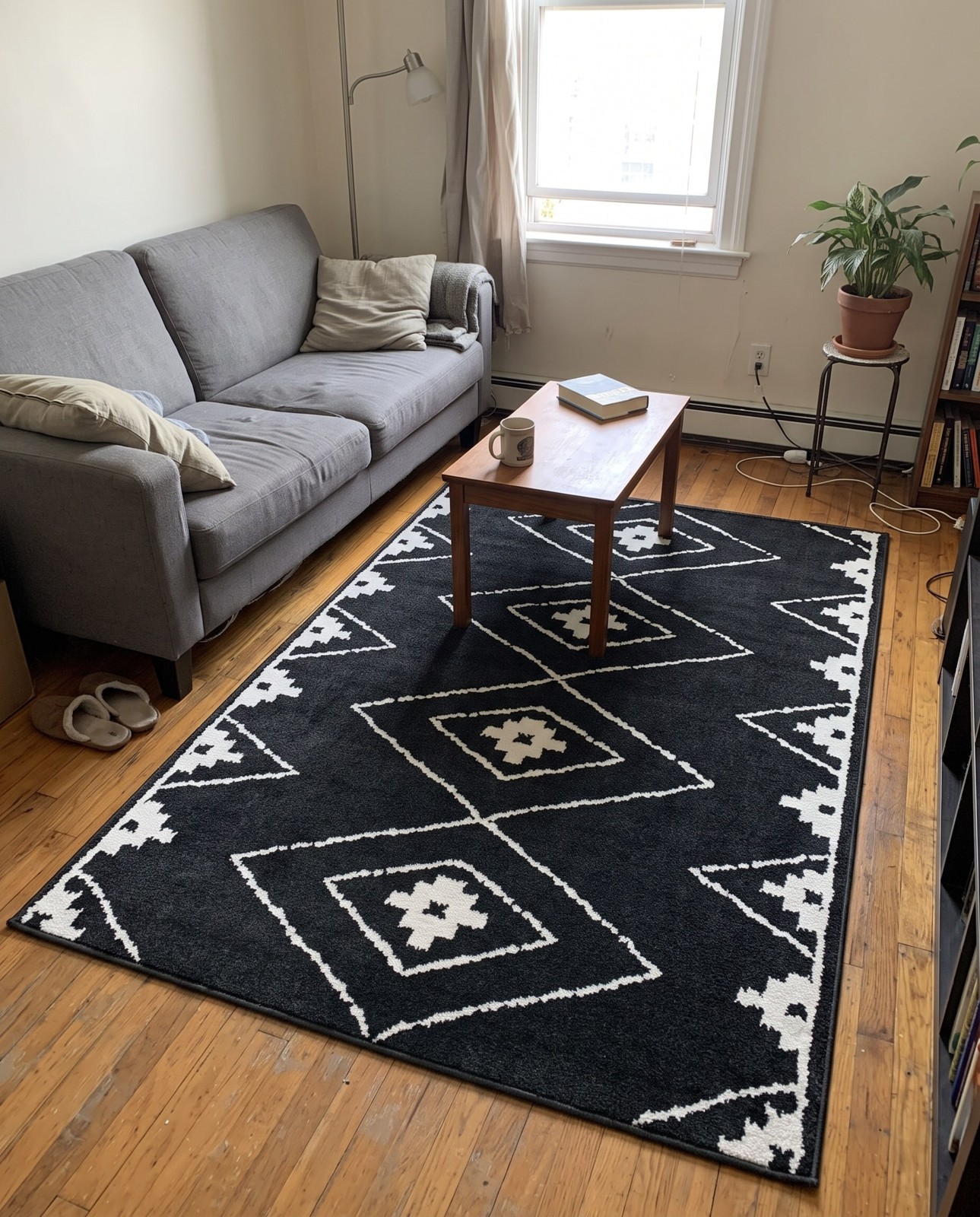Detail image of 5' x 7' Sumac · Diamond rug, black and ivory