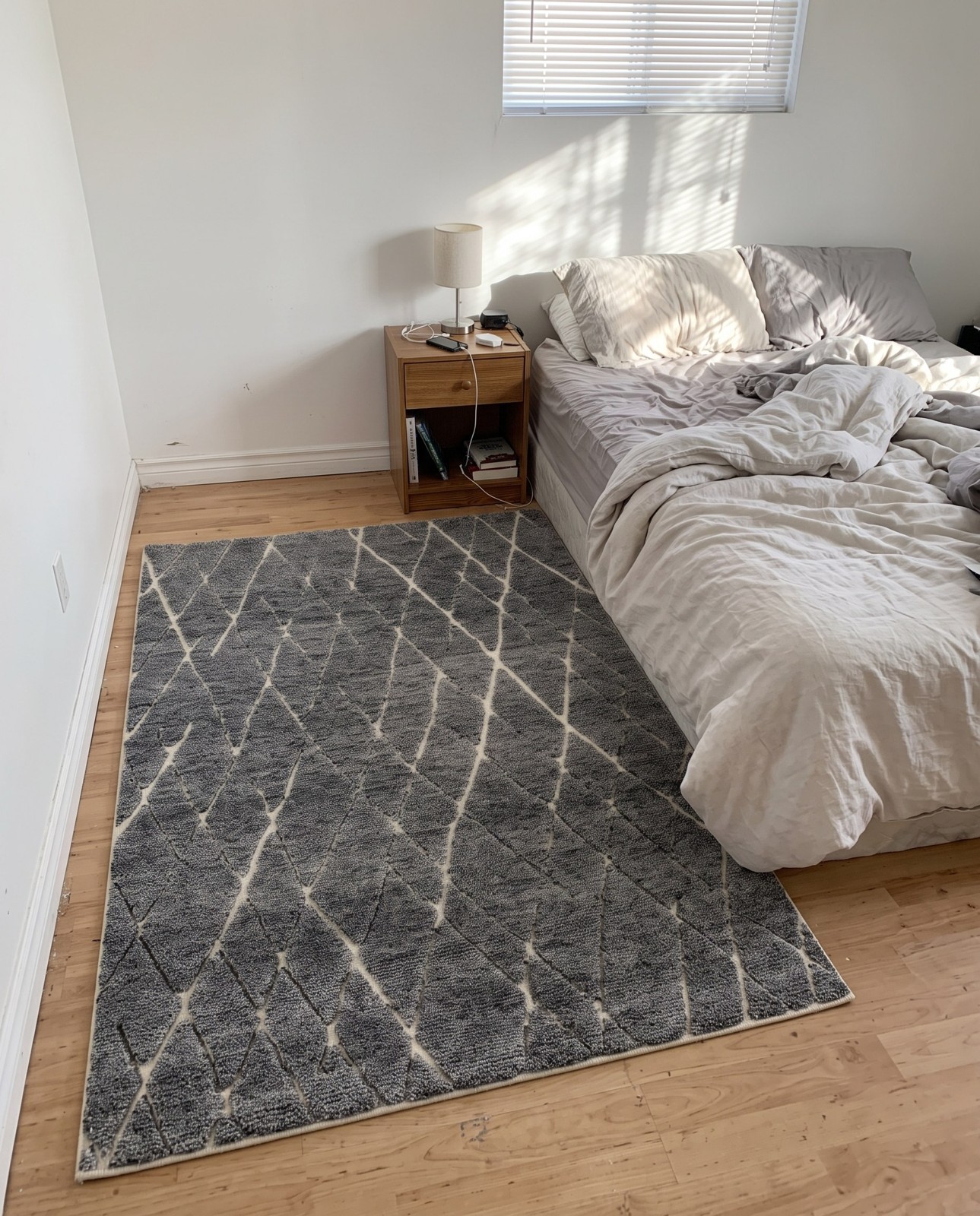 Detail image of 2' x 3' 1 Geary · Diamond trellis Wool Shag Rug, gray and ivory