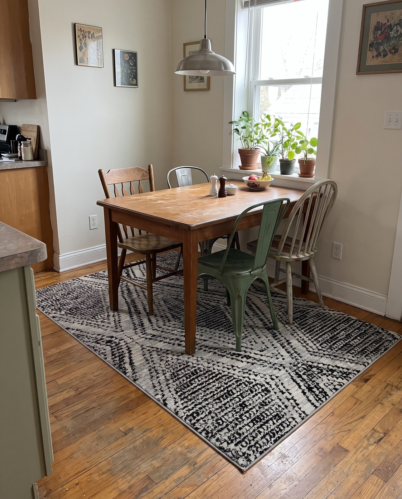 4' x 6' Wadsworth · Diamond rug, black and white