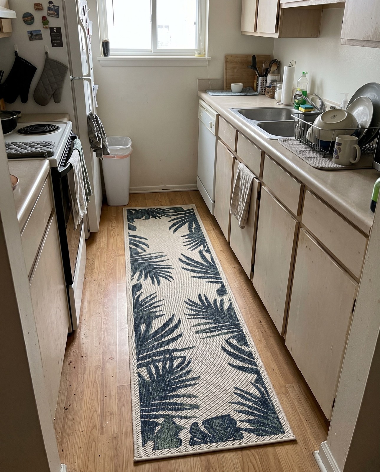 2' x 6' Allington · Tropical leaf Outdoor Rug, ivory and navy