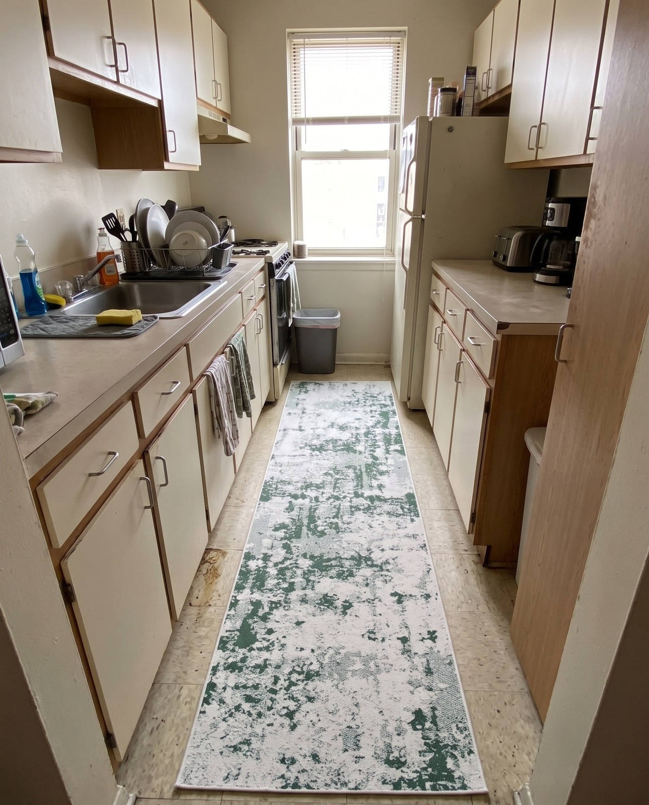2' 3 x 3' Coxwell · Abstract rug, green and ivory