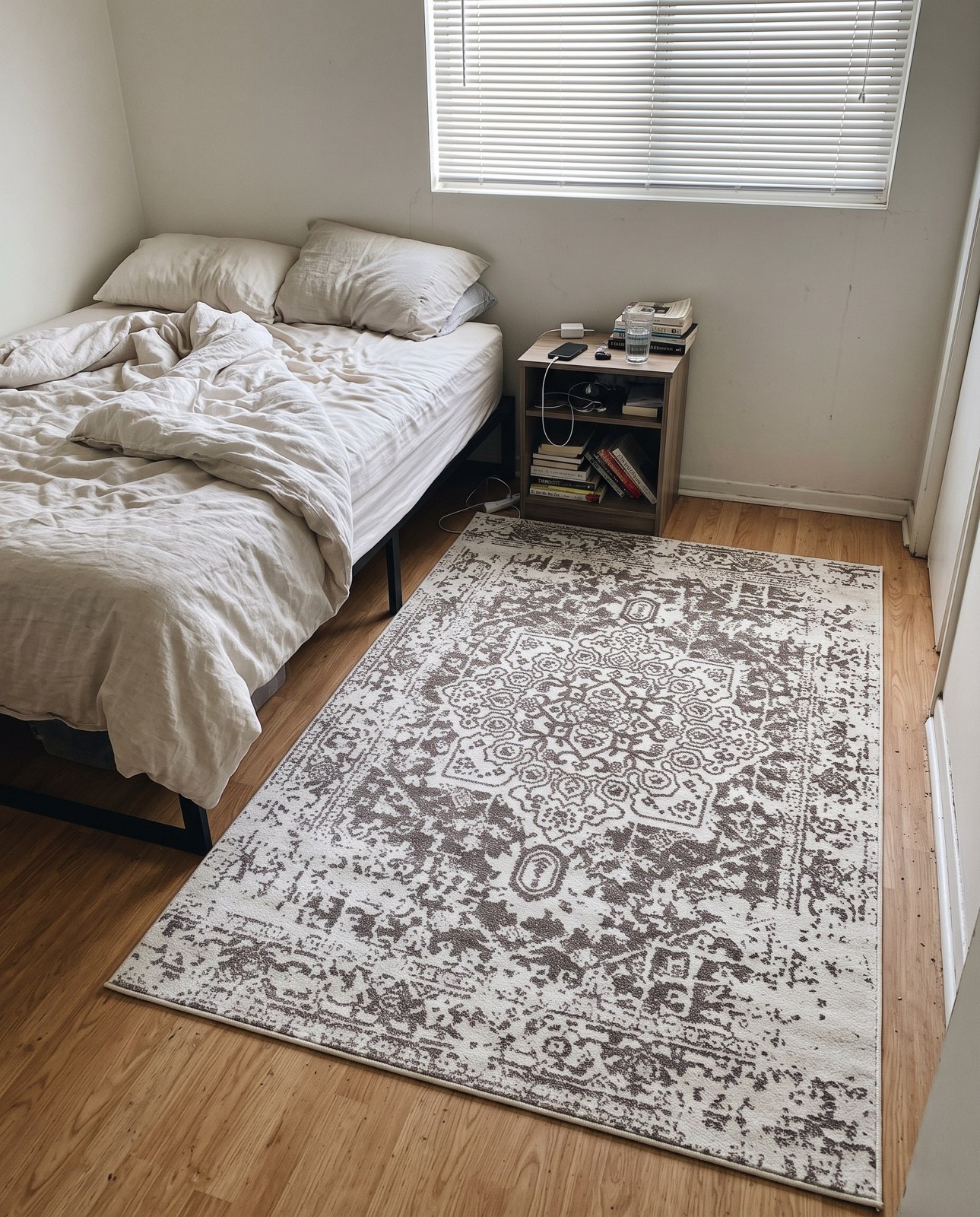 6' x 9' Birch · Border rug, white