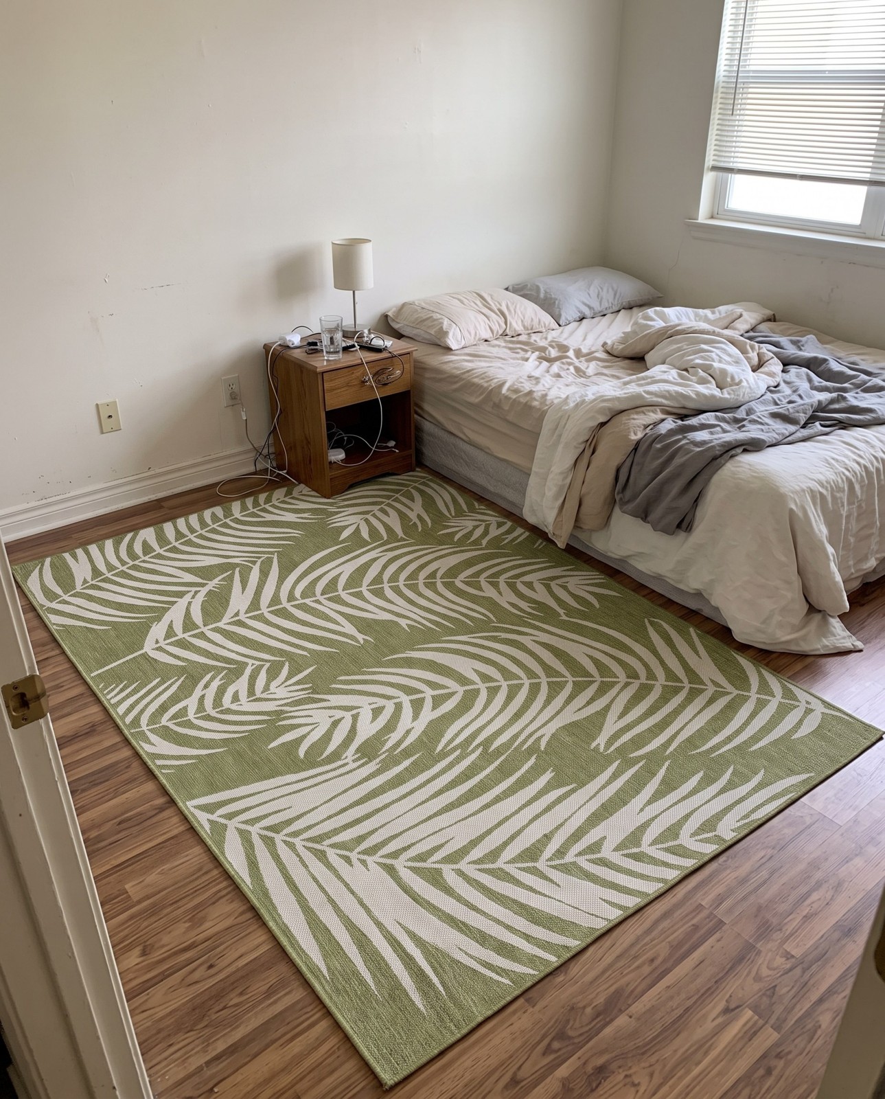 Detail image of 4' x 6' Moody · Floral / botanical Outdoor Rug, green