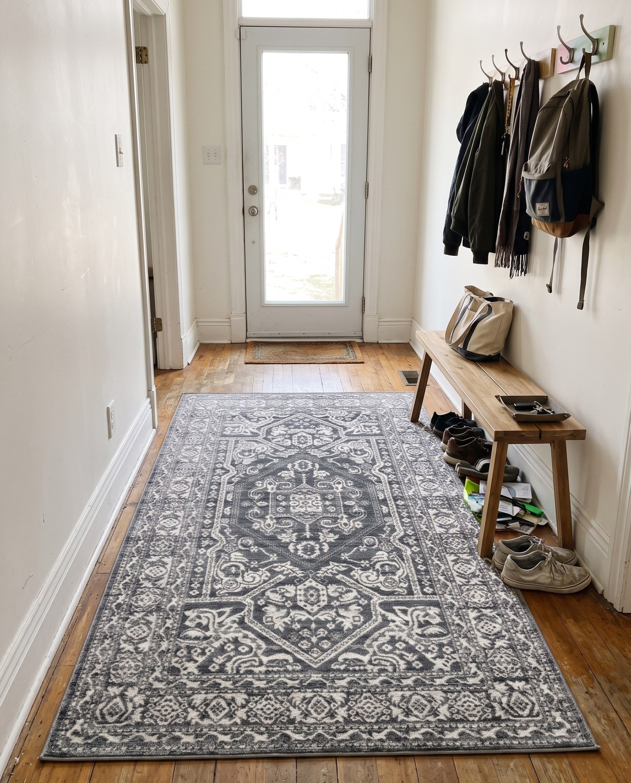 Detail image of 3' 3 x 5' 3 Chamomile · Medallion rug, gray and ivory