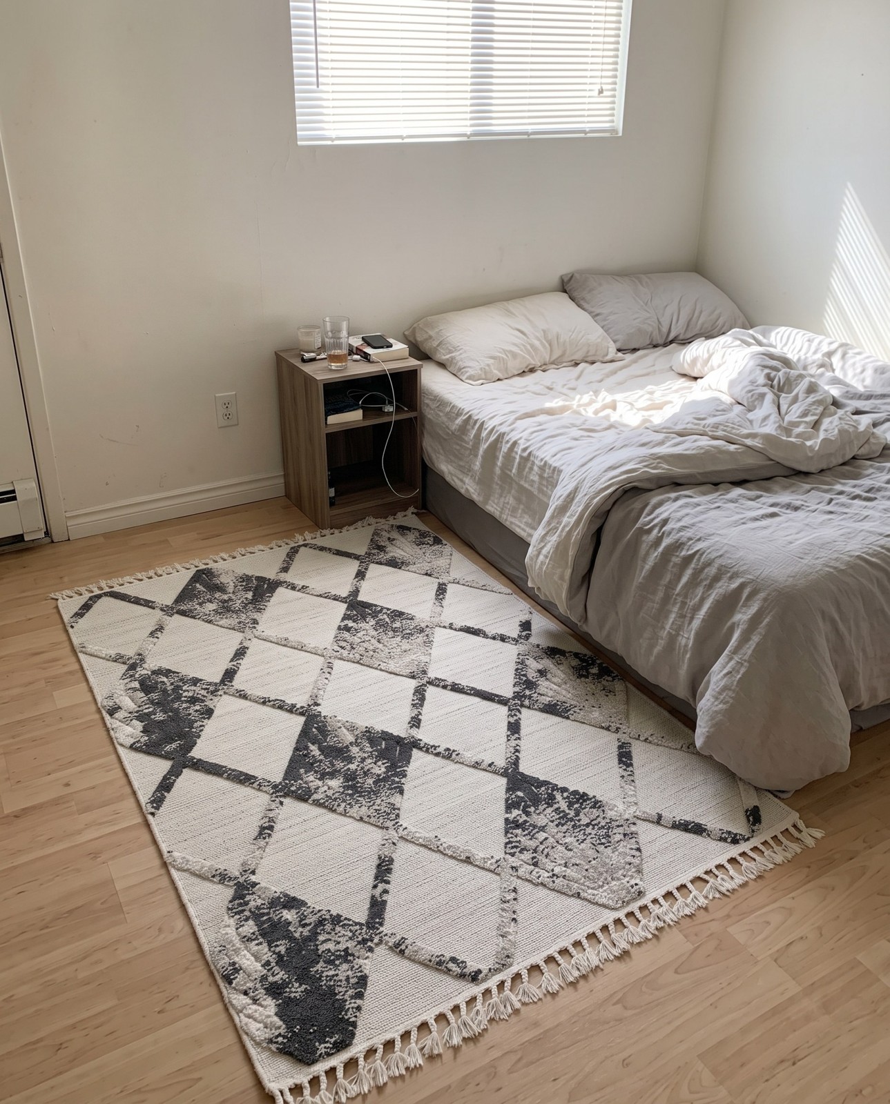 5' 3 x 7' 7 Easton · Diamond lattice Outdoor Rug, ivory and gray