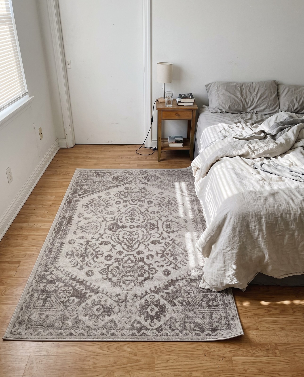 2' x 3' Elsie · Border rug, cream