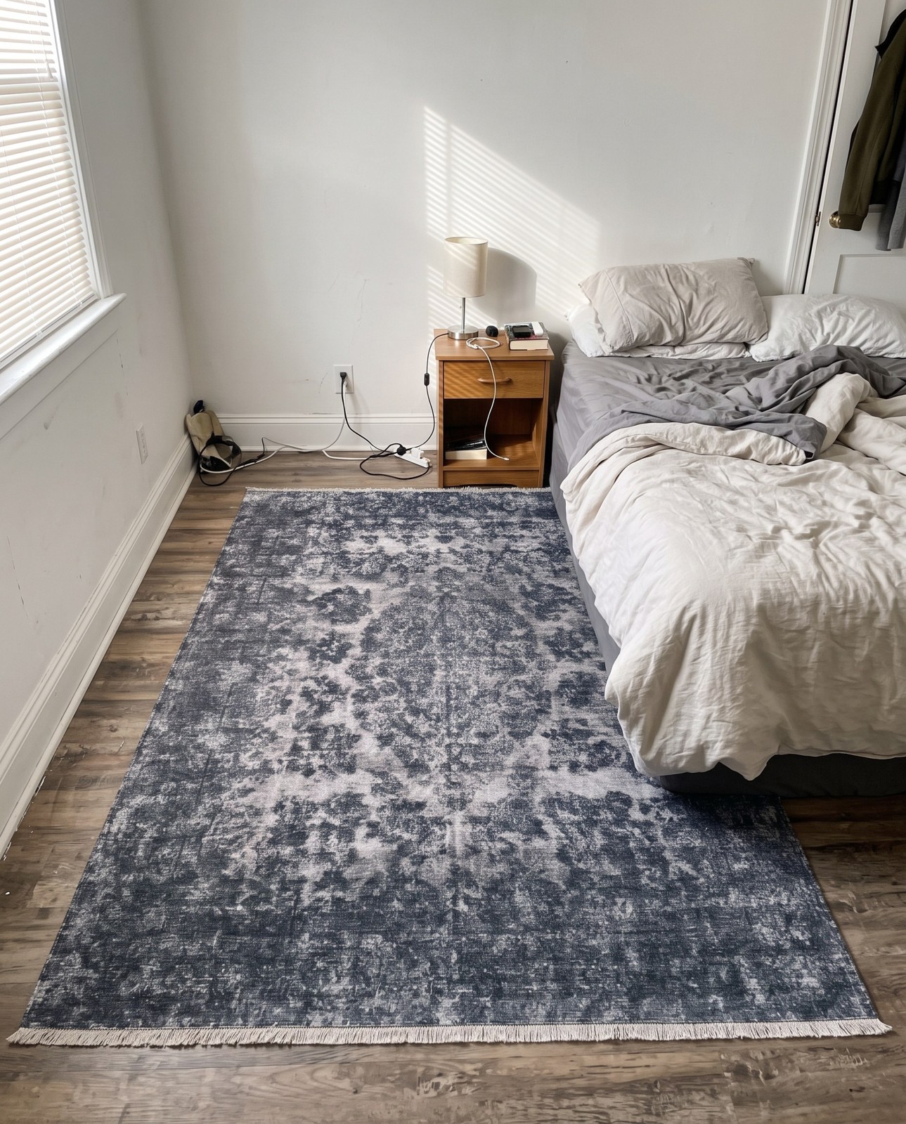 2' x 3' 1 Tooley · Medallion rug, gray and blue