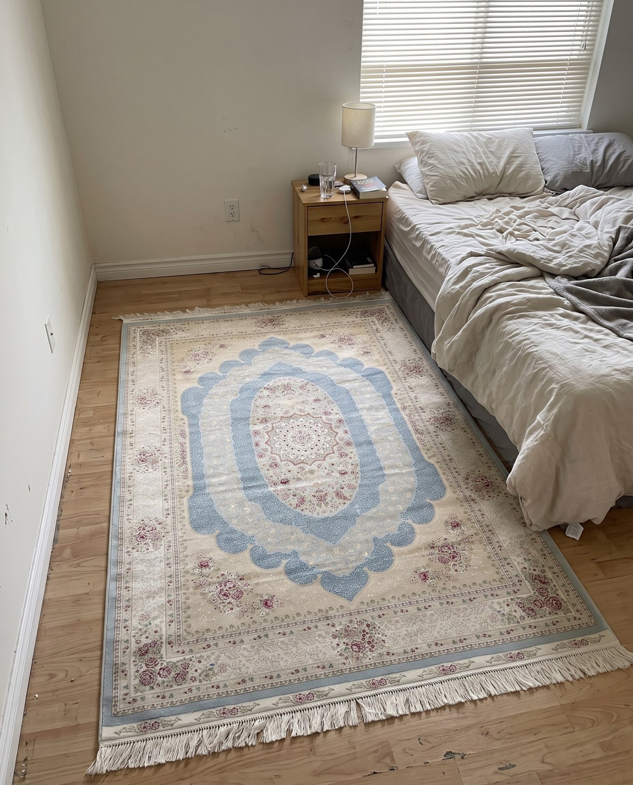 5' x 7' 5 Hobart · Border rug, blue