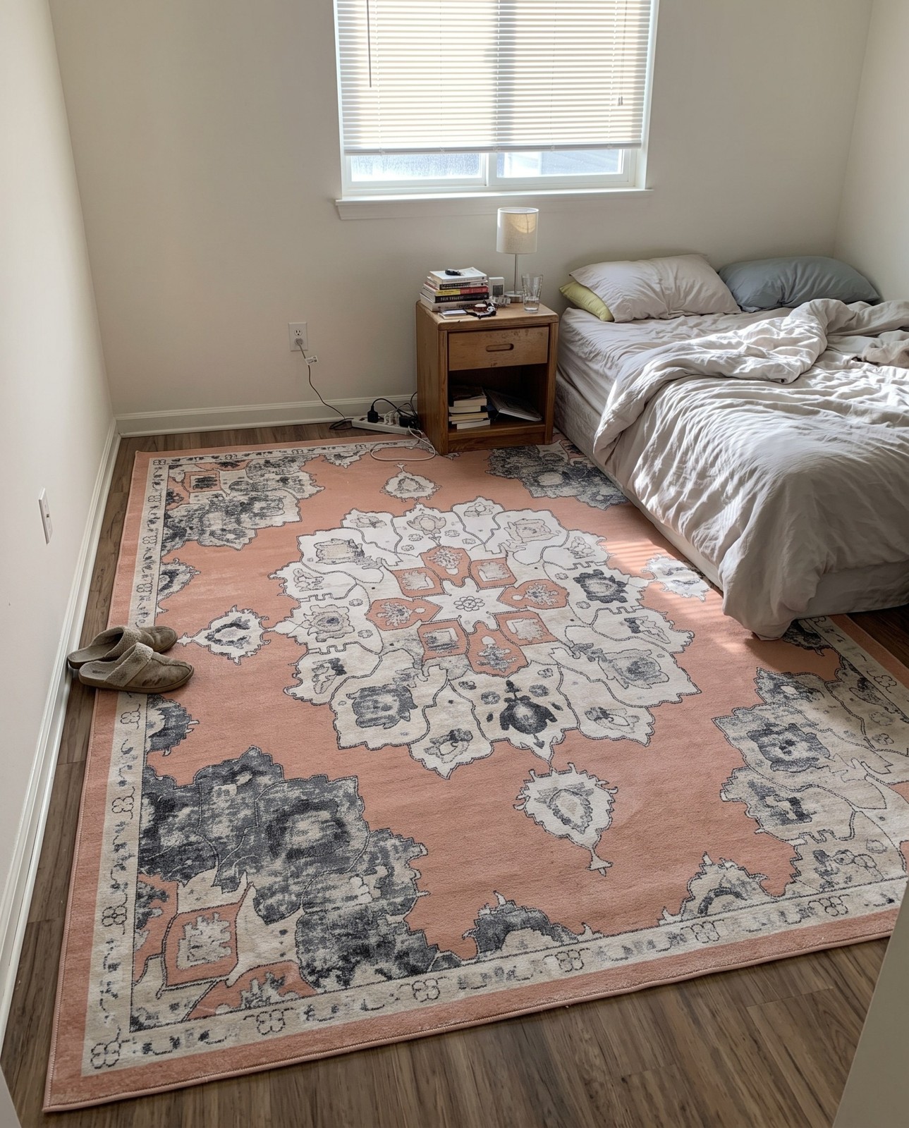 Detail image of 10' x 14' Nettle · Border rug, rose