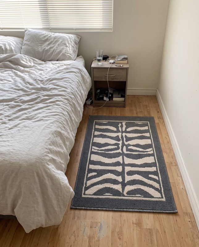 Oldfield Border rug, gray and ivory, 2×3, in a room