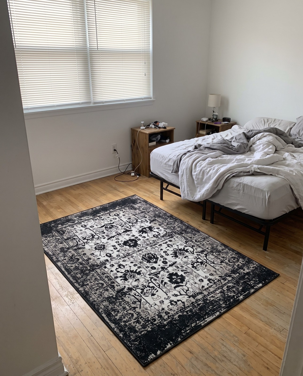5' 3 x 8' Sandys · Distressed traditional Washable Rug, black and white