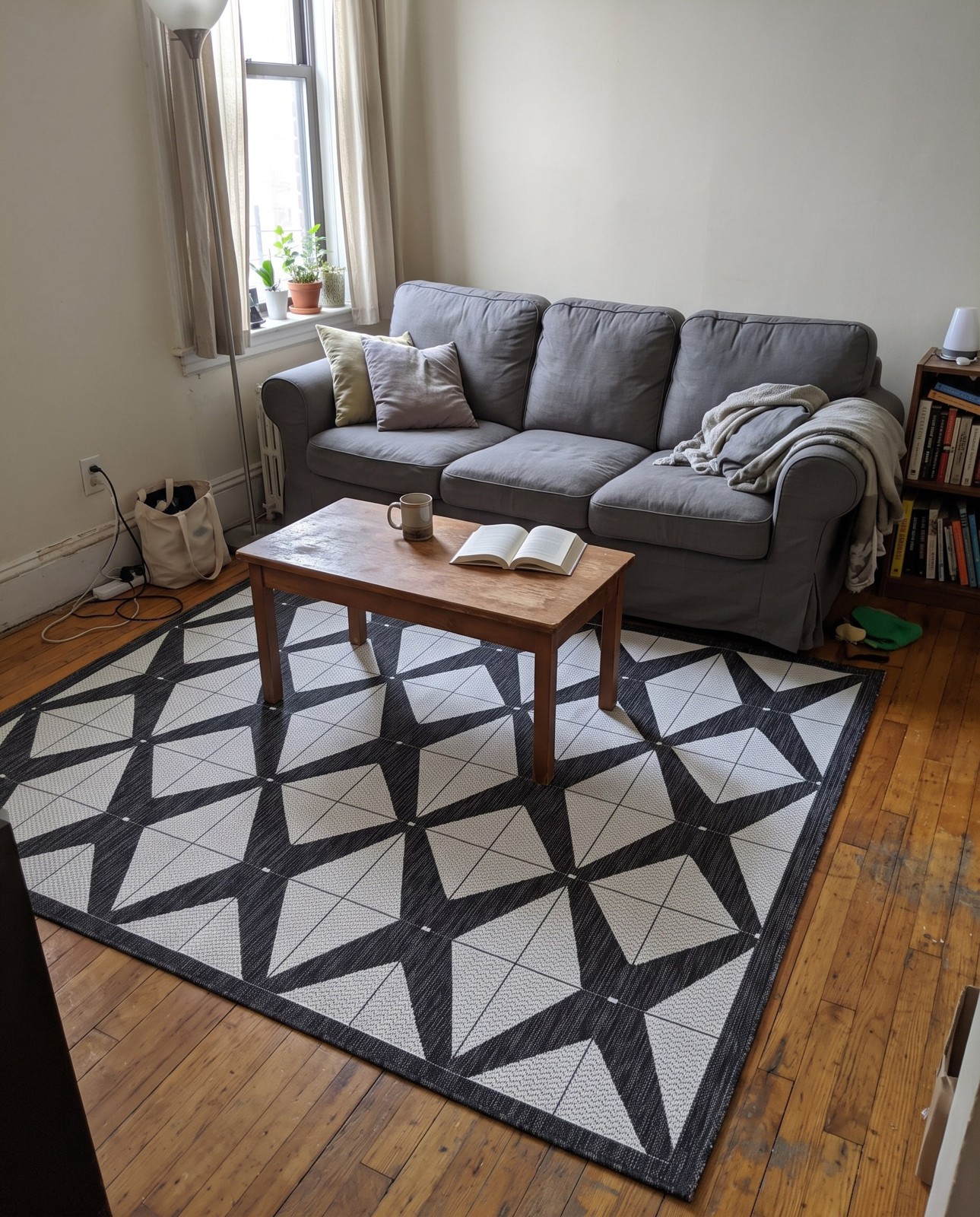 2' x 3' Whyte · Border Outdoor Rug, black and white