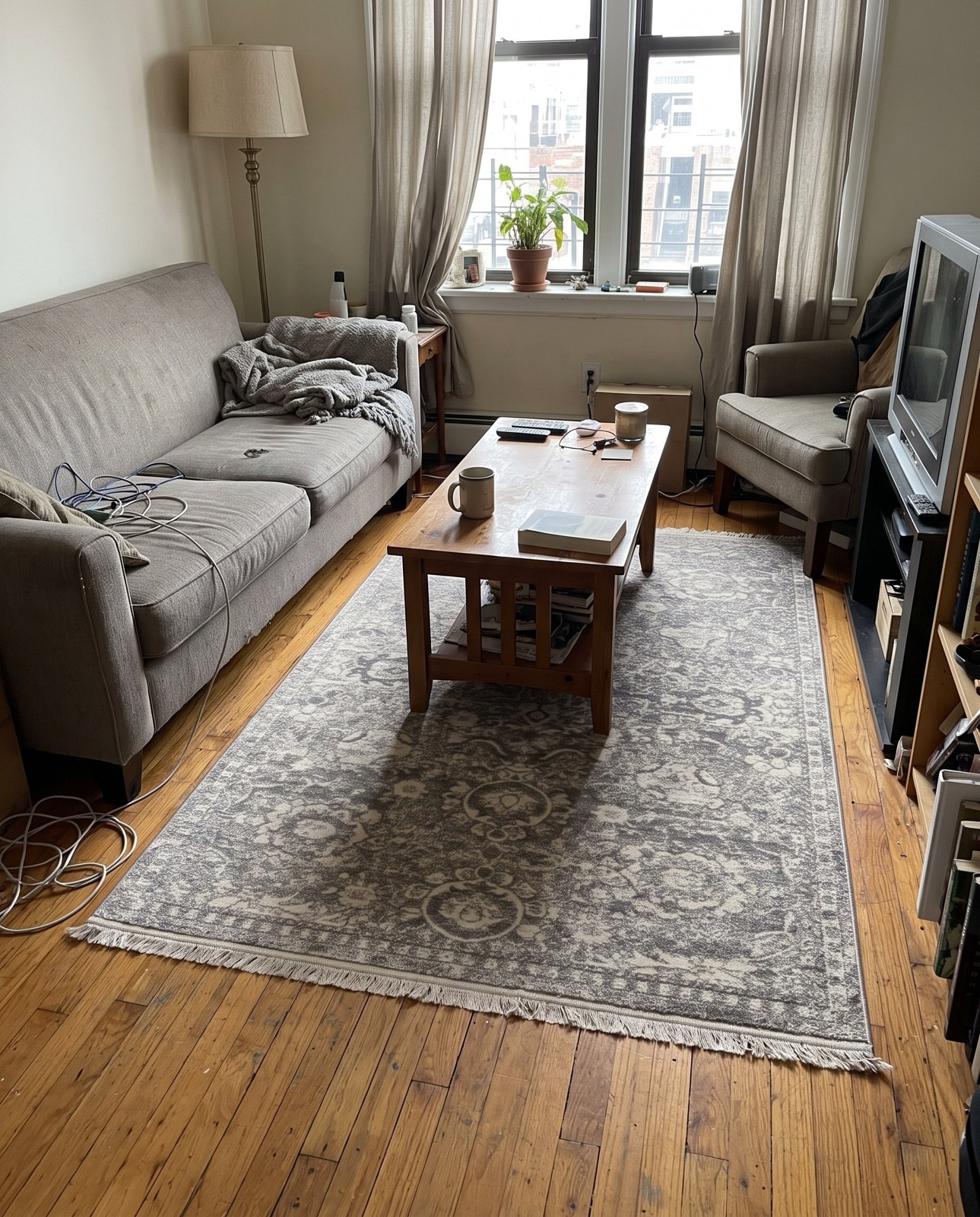 4' x 6' Ansel · Faded medallion rug, gray and ivory