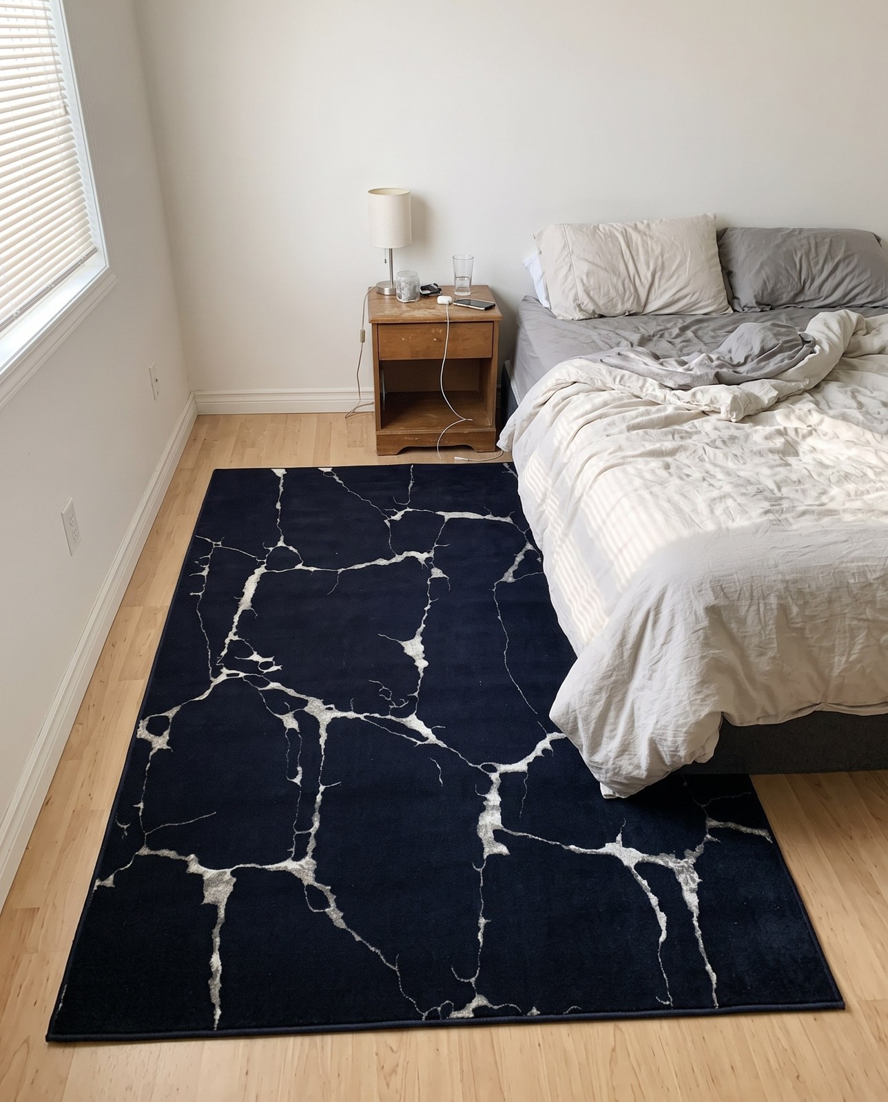 4' x 6' Ravenhill · Abstract rug, navy blue and silver